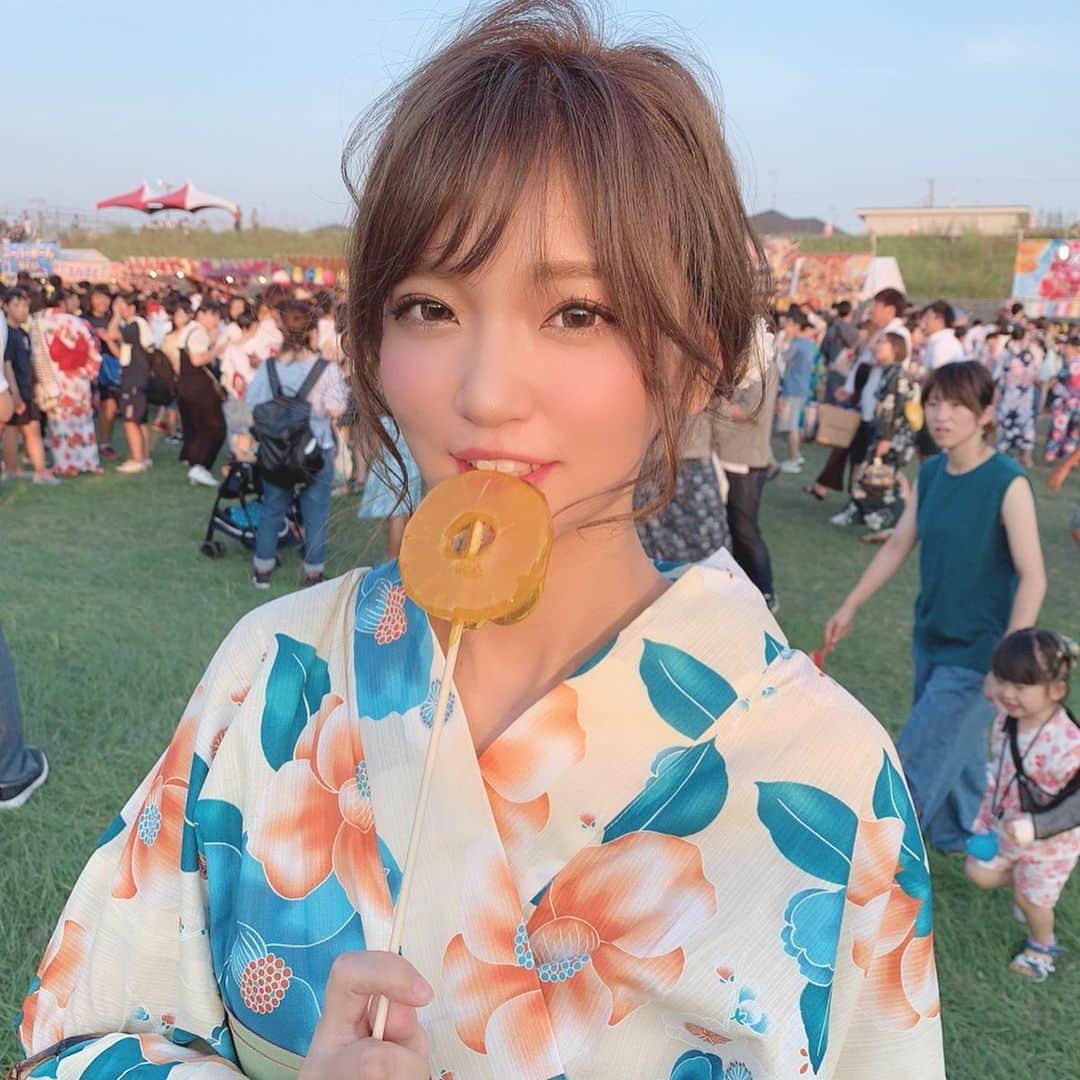 いっちゃん/嶋津 いつみさんのインスタグラム写真 - (いっちゃん/嶋津 いつみInstagram)「. . 浴衣の質問いただいてたので upしまーす☺️🙏🏻💓 . . . . 今年の浴衣は @ohkini_kimono  さんの 涼しげなブルーにしたよ🌿 オレンジが効いててスッキリした印象やんな⭐️💕 . . 帯も選べるんやけど、 大人な感じにしたかったから グリーンにした❤️ . ピンクとリバーシブルやから 帯結びはピンクが効くようにしたよ🙋🏼‍♀️💨 . . . . . 自分で着るつもりやったけど 自分でやったら帯がリボンにしか出来へんから ママにしてもらったww🤪 . . . . 髪は自分でアレンジしたよ🌈💜🦄 . . . . . . 浴衣や着物の時にアクセサリーじゃらじゃら付けるのが 嫌いやからアクセサリーはナシ!!🙅‍♀️ . ヘアアクセもかんざしと 小さいお花で大人目にしてみたけど どーでしょーか？😗✨笑 . . . . . . #浴衣  #浴衣女子  #浴衣帯選び  #お祭り #お祭りコーデ  #新着浴衣  #かわいい浴衣 #関西  #関西サロモ  #サロンモデル #サロモ #いっちゃん  #フリーモデル #関西モデル  #あざといっちゃん #かわいっちゃん #いっちゃんコーデ #ブライダルモデル #アレンジモデル #ヘアカラー  #ヘアアレンジ #ootd #撮影依頼受付中 . . . . . . . .  8月9月のお仕事依頼受付中です🧚🏻‍♀️💜」8月5日 21時04分 - istumiiiru