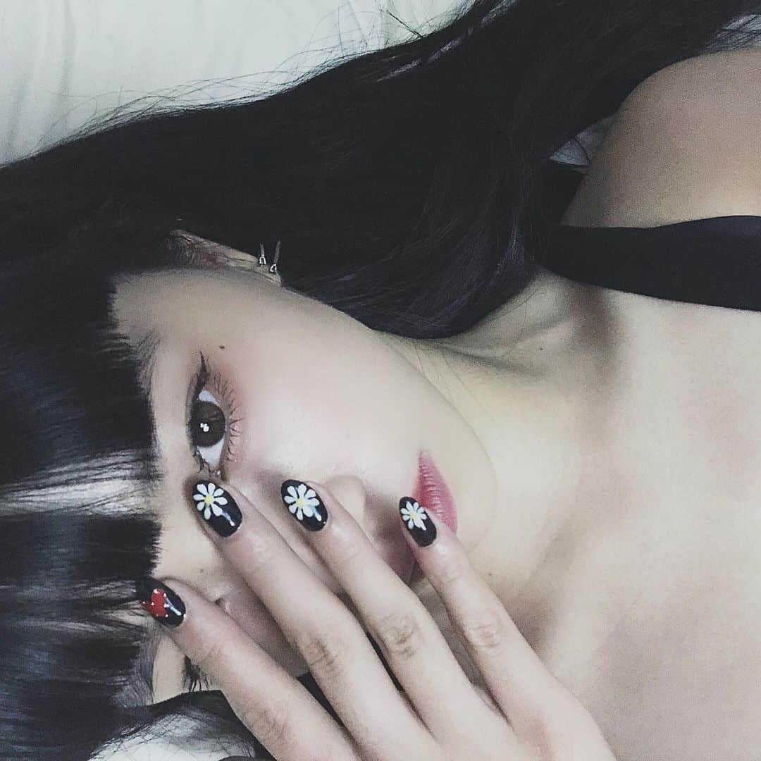 Hinaさんのインスタグラム写真 - (HinaInstagram)「ㅤㅤㅤㅤㅤㅤㅤㅤㅤㅤㅤㅤㅤ 結局黒、おにゅーねいるです ありがとうございます @oriental_nail 🖤❤️」8月5日 21時16分 - hina_faky