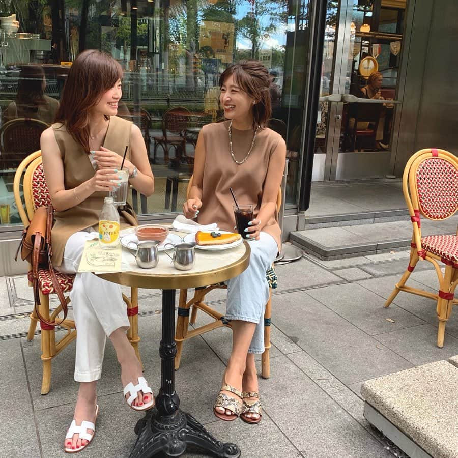 のインスタグラム：「おかえり @erinajinno ちゃん☕️ ・ 帰阪中たくさん逢えて嬉しい´`♡ ・ ・  今日食べた韓国料理美味しかったからまた行きたいな! ・ 毎日暑すぎるけど 食欲は全然なくならない😂。。 ・ ・ ・ tops #stunninglure accessory #seadsmara shoes #elin」