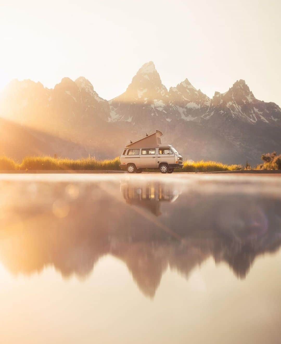 Canon Photographyさんのインスタグラム写真 - (Canon PhotographyInstagram)「Who would you take on a road trip like this? Photography | @karl_shakur  #roadtrip #reflectiongram #mountains #canon_photos」8月5日 21時14分 - cpcollectives