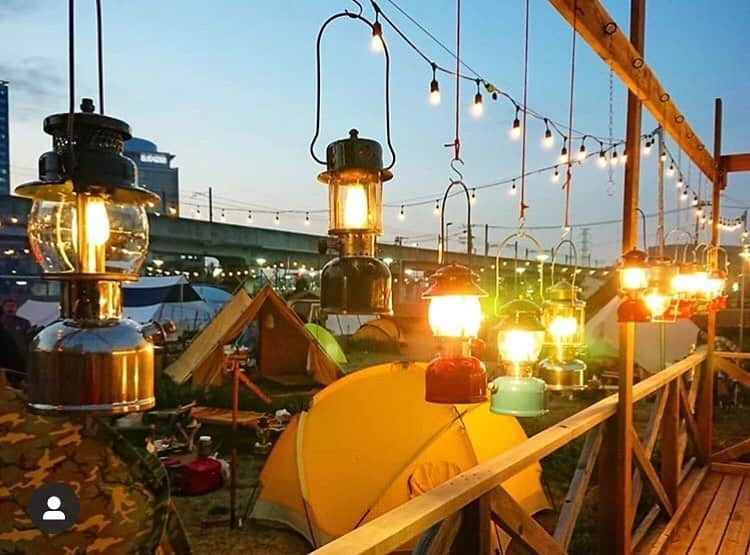 hinata_outdoorさんのインスタグラム写真 - (hinata_outdoorInstagram)「@gotooutcampさんのpic✨⠀ ⠀ 幻想的🌛に美しく輝く✨ 様々なランタン💡がズラリ💕 これだけ並べてあると壮観ですね☺️🎶 ⠀ ～ヴィンテージランタン🕯のある生活〜⠀ 優しく灯るヴィンテージランタンは、年月を重ねるほど、ノスタルジックな雰囲気で魅力的😘 ⠀ 🌳🌲🌼🌳🌲🌲🌳🌲🌳🌲🌻🌳🌳⠀ #hinataoutdoor を付けて⠀ アウトドア風景を投稿してください😊⠀ 🌳🌲🌳🌲🌻🌲🌳🌲🌳🌼🌲🌳🌳⠀ ⠀ 素敵なお写真はリポストさせて頂きます✨⠀ ⠀ 🚙キャンプや山登りのアウトドア情報はプロフィールのURLから ➡ @hinata_outdoor⠀ ⠀ 🍖美味しそうなキャンプ料理の写真は➡️⠀ @hinata_gohan⠀ *⠀ *⠀ #キャンプ #アウトドア #アウトドアギア #外遊び #ビンテージランタン #ヴィンテージランタン #ランタン #キャンプ用品#campgear #outdoorgear #camp #campliving #outdoor #campstyle #camping #campinglife #camplife #outdoorstyle #outdoors #outdoorliving #outdoorlife #hinataoutdoor #フォローミー #followme」8月5日 21時25分 - hinata_outdoor