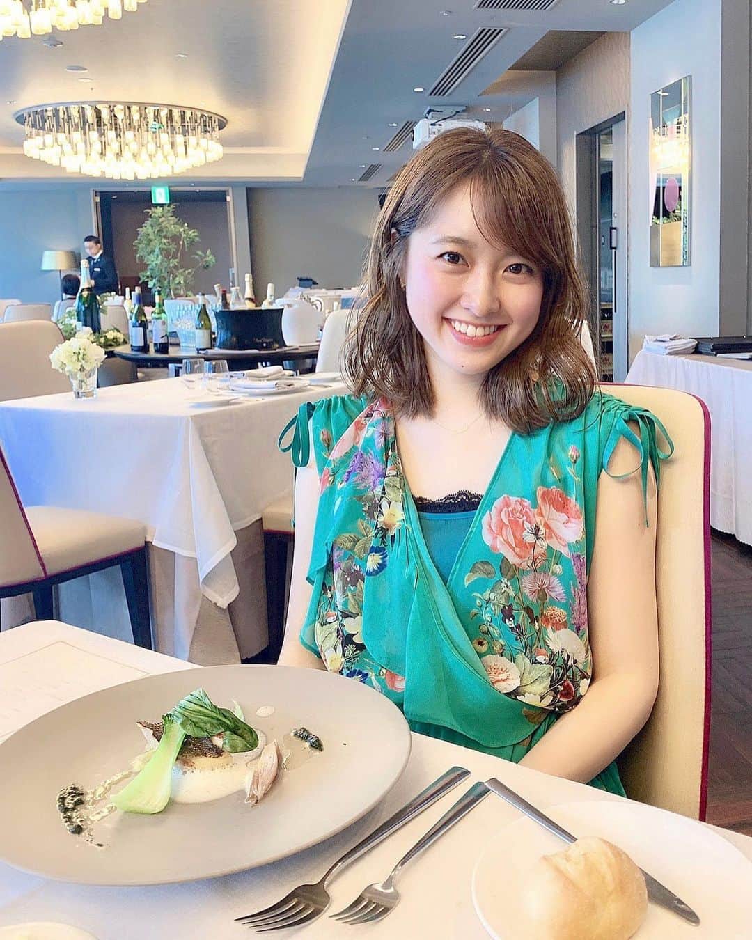 大野愛友佳さんのインスタグラム写真 - (大野愛友佳Instagram)「お母さんのお誕生日にランチ🍽 . 2人でお出かけはよくするけど、 いつもありがとうってことで😊 のんびりできてよかった◎ . 👗#ワンピース @aula_official . #お母さんの誕生日#誕生日ランチ#誕生日コーデ #銀座#銀座ランチ#銀座フレンチ#バースデーランチ #家族day#母と娘デート#親子ランチ#のんびり休日  #フレンチコース#バースデープレート#ザグラン銀座  #mothersbirthdaysurprise#ginzalunchtime」8月5日 21時18分 - ohnoayuka