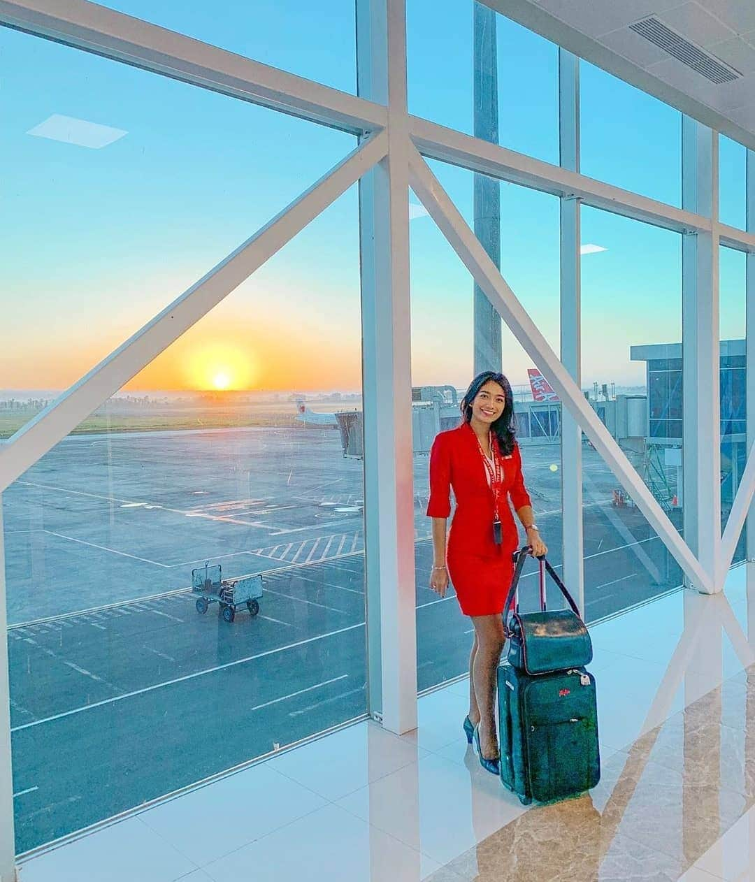 エアアジアさんのインスタグラム写真 - (エアアジアInstagram)「Perfect way to start a brand new week - catching that early morning flight with a smile. 😊 #AirAsia __________ Photo by @najlannisa」8月5日 21時18分 - airasiasuperapp