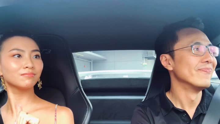 ソニアのインスタグラム：「Just a typical day - me being embarrassing while @jermsng reconsiders hanging out with me... 🤷🏻‍♀️ . #fastcars #motorhead #supercars #luxurycars #sportscars #GT3」