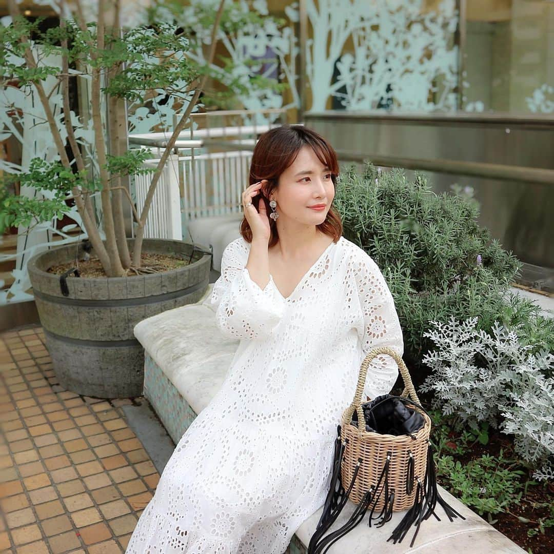 宮崎真梨子さんのインスタグラム写真 - (宮崎真梨子Instagram)「‥ 先月誕生日を迎え、いよいよ30代後半に突入した私。綺麗な40代になりたいなぁと日々努力と情報収集の日々。そこで気になっているのがヘアケア。40代になると、急に髪質変わるよーなんて話をお友達から聞いていたので、内側からのケアが気になってます。 ∵  と、いうのも女性の髪悩みは、「バランスの良い栄養」、「質の良い睡眠」、「ストレスケア」、「マッサージ」など総合的な対処を必要とするそう。新しく生まれる髪のポテンシャルを最大限に引き出すための基本の栄養を摂取することが大事らしいけど、そもそも髪のためにいい栄養って何だ⁉︎という方も多いですよね。  ヨーロッパで育毛に良いとされるスーパーフードミレットは、髪の毛にマストな9種の全必須アミノ酸と、ケラチンの合成を助けるミネラル群を含んでいるそう。今では、手軽にサプリメントでも取れちゃうんだとか。美しい髪の毛のために、内側からのケアもプラスしてみようかな♡ ∵ ∵ #スーパーフードミレット #kami活 #バイエル #ヘアケア #サプリメント #ハリコシ #綺麗になりたい #自信に繋がる #PR #バイエル薬品  #ミヤマリ #vocest #vocemagazine #美容ブロガー #ママ #ママモデル #超未熟児ママ #超未ママ #サロモ #サロンモデル #美容好きな人と繋がりたい #コスメ好きな人と繋がりたい」8月5日 21時21分 - miyamari92