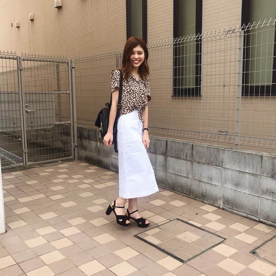 池田真子さんのインスタグラム写真 - (池田真子Instagram)「「大阪のおばちゃん。」 ． って言われた！！！ ． まんま過ぎて「そうやで。」って！！笑 ． ． ． 私にしては珍しすぎるレオパード。 ． 前に動画で紹介して、着ることはあるのか！？って言ってたけどほんまにこのままやと一度も着ずに終わりかけると思ったから、思い立って着てみた！笑 ． ． (腕の赤い線は気にしないでね、ママライフの買い出しでオモチャ持ってた跡です♩) ． ． ． 着慣れないからかなんか落ち着かん気もしたけど、色んな服着てみるのも面白いね！ ． ． ． ． ． #レオパード #アニマル柄 #コーデ  #カジュアルコーデ #カジュアルファッション #大人カジュアル #服  #コーデ記録  #ユニクロ #love  #lfl  #instapic #instalike #instadiary #happy #fasionstyle #instafashion #instagood  #cordinate #fashion #lfl #leopard #uniqlo #forever21 #japanesegirl  #casualstyle #code #makoscode #ootd #outfit  #picoftheday」8月5日 21時23分 - mako_ikeda