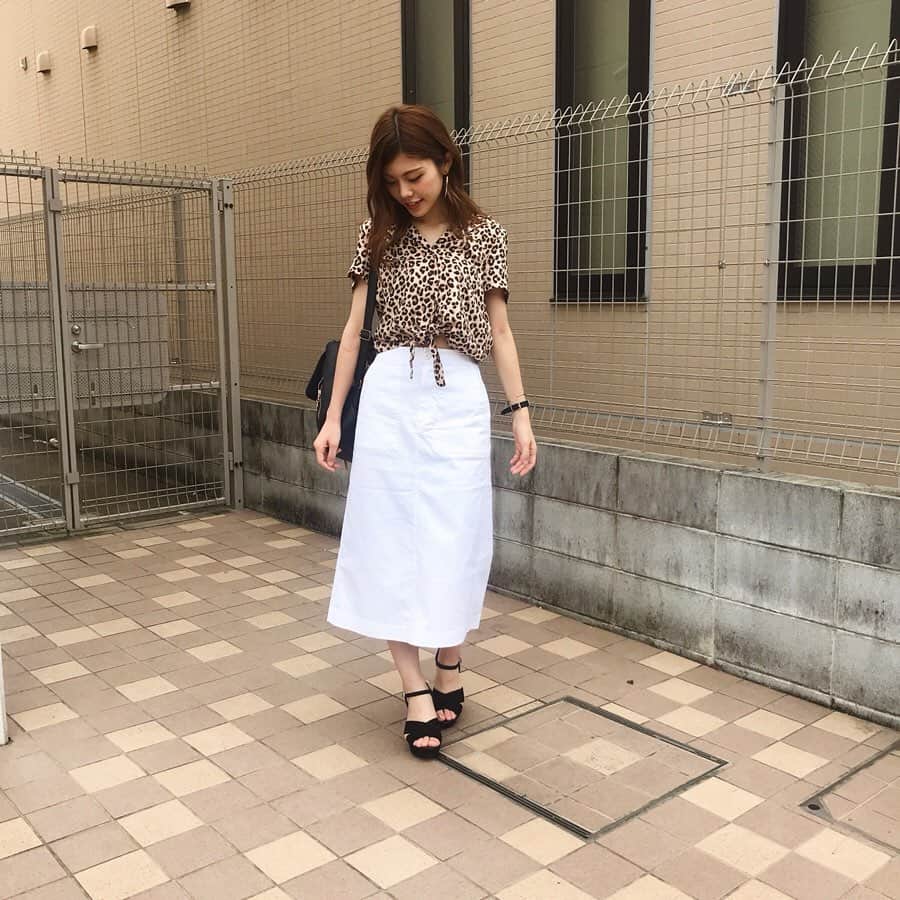 池田真子さんのインスタグラム写真 - (池田真子Instagram)「「大阪のおばちゃん。」 ． って言われた！！！ ． まんま過ぎて「そうやで。」って！！笑 ． ． ． 私にしては珍しすぎるレオパード。 ． 前に動画で紹介して、着ることはあるのか！？って言ってたけどほんまにこのままやと一度も着ずに終わりかけると思ったから、思い立って着てみた！笑 ． ． (腕の赤い線は気にしないでね、ママライフの買い出しでオモチャ持ってた跡です♩) ． ． ． 着慣れないからかなんか落ち着かん気もしたけど、色んな服着てみるのも面白いね！ ． ． ． ． ． #レオパード #アニマル柄 #コーデ  #カジュアルコーデ #カジュアルファッション #大人カジュアル #服  #コーデ記録  #ユニクロ #love  #lfl  #instapic #instalike #instadiary #happy #fasionstyle #instafashion #instagood  #cordinate #fashion #lfl #leopard #uniqlo #forever21 #japanesegirl  #casualstyle #code #makoscode #ootd #outfit  #picoftheday」8月5日 21時23分 - mako_ikeda