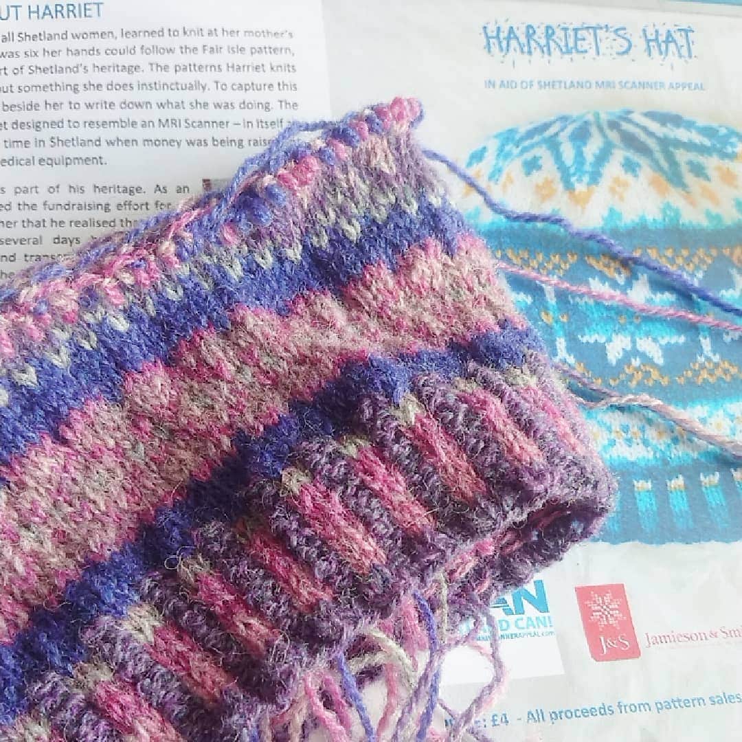 のインスタグラム：「Next !  Knit another version with the same colour. As blue becomes a little more～ * 次は同じ6色を使って別バージョン！少し青がおおくなるようにしてみよう✨ * * #shetlandknitting #shetlandwoolweek #jamiesonandsmith #harrietshat #shetlandwool #shetlandsheep」