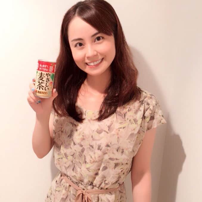 加藤美和さんのインスタグラム写真 - (加藤美和Instagram)「. During the hot summer, I especially drink Mugicha(barley tea) when I’m thirsty! This is concentrated Mugicha that I’m holding! You just add water, so it is very convenient✨  こちらは、お水を加えるだけの濃縮タイプの麦茶！ 時代とともに便利になってきていますね！ 皆さん、体調にはお気をつけください🍀 . #hot #summer #august #mugicha #barleytea #tea #drink #bilingual #mc #emcee #sportsreporter #reporter #radiopersonality #soccer #football  #麦茶 #お茶 #ドリンク #飲み物 #夏 #水分補給 #バイリンガル #司会 #司会者 #レポーター #リポーター #ラジオ #サッカー #フリーアナウンサー #アナウンサー」8月5日 21時31分 - miwakato_