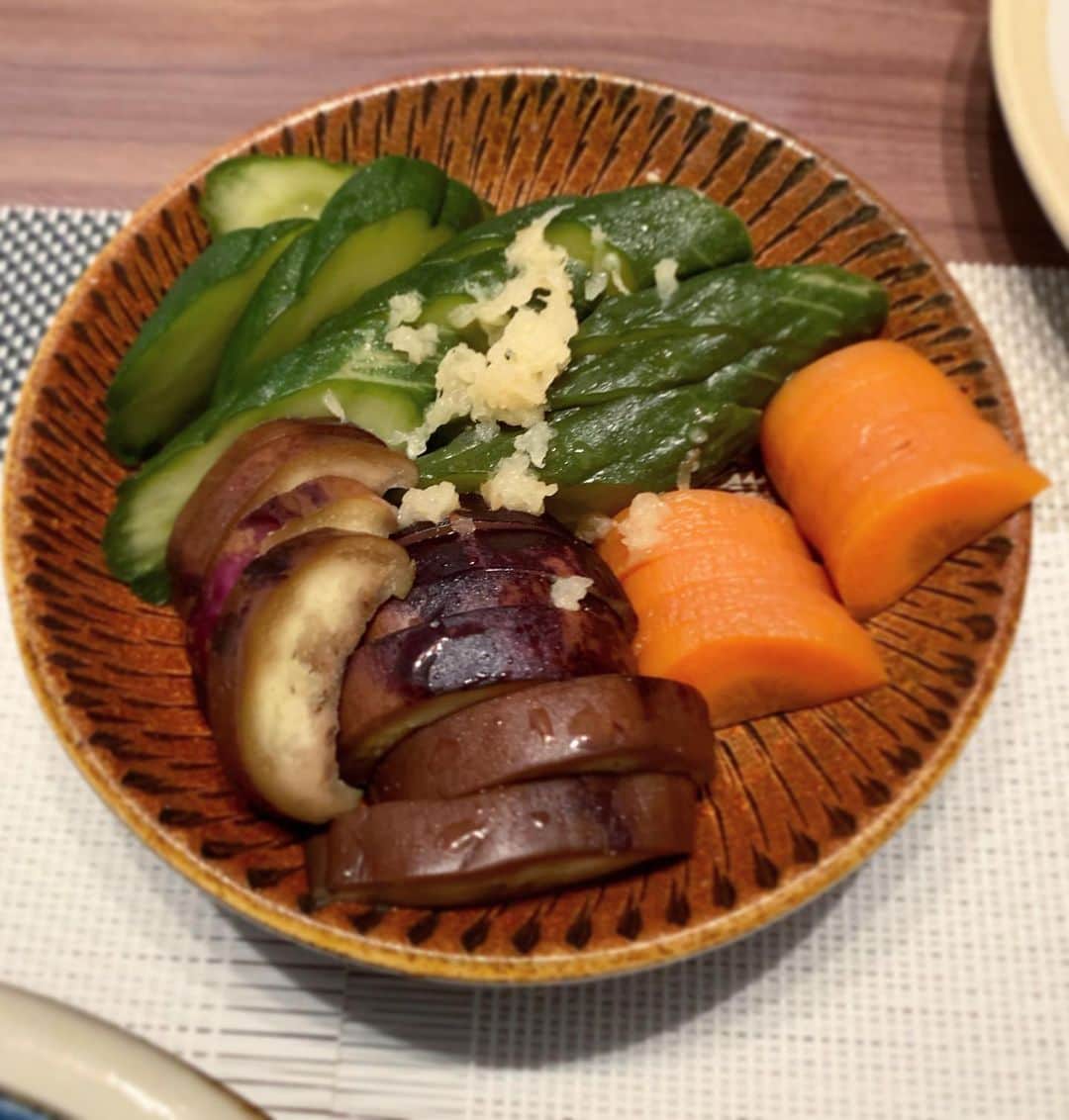 三倉茉奈さんのインスタグラム写真 - (三倉茉奈Instagram)「ぬか漬け今も継続中。 夏はぬか漬けがより美味しい気がする。 汗を掻くからか、身体が欲してる。 きゅうりと茄子が鉄板✨ #ぬか漬け #きゅうり #茄子 #人参」8月5日 21時43分 - mana_mikura_official