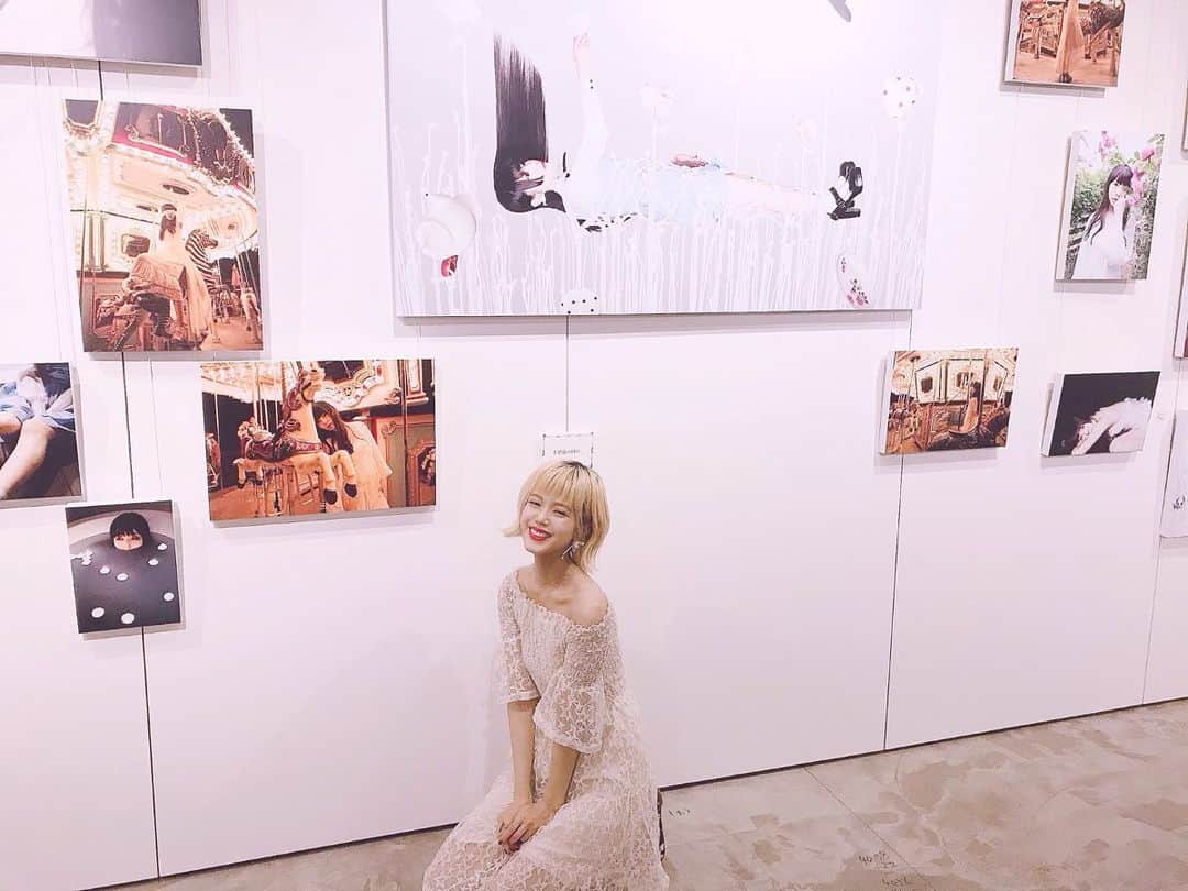 のインスタグラム：「四方あゆみさん @shikata_a の写真展「ANOTHER STORY」へ。 可愛くてフェティッシュでファンタジックで退廃的で、、、夢のような宝石のような一瞬が切り取られた写真にうっとりしてしまいました。携帯の画面で見ていても素敵だけど、大きな絵を前にするとより引き込まれて、物語の中に入り込むようで。 四方さんともお話しできて幸せでした。わたしのことも知っていてくださり、いつか撮影ご一緒したいねとお話ししたので頑張ろう…！ 写真は大好きなりさちゃん @risacheeese の写真の前で。こんなデレることある？」
