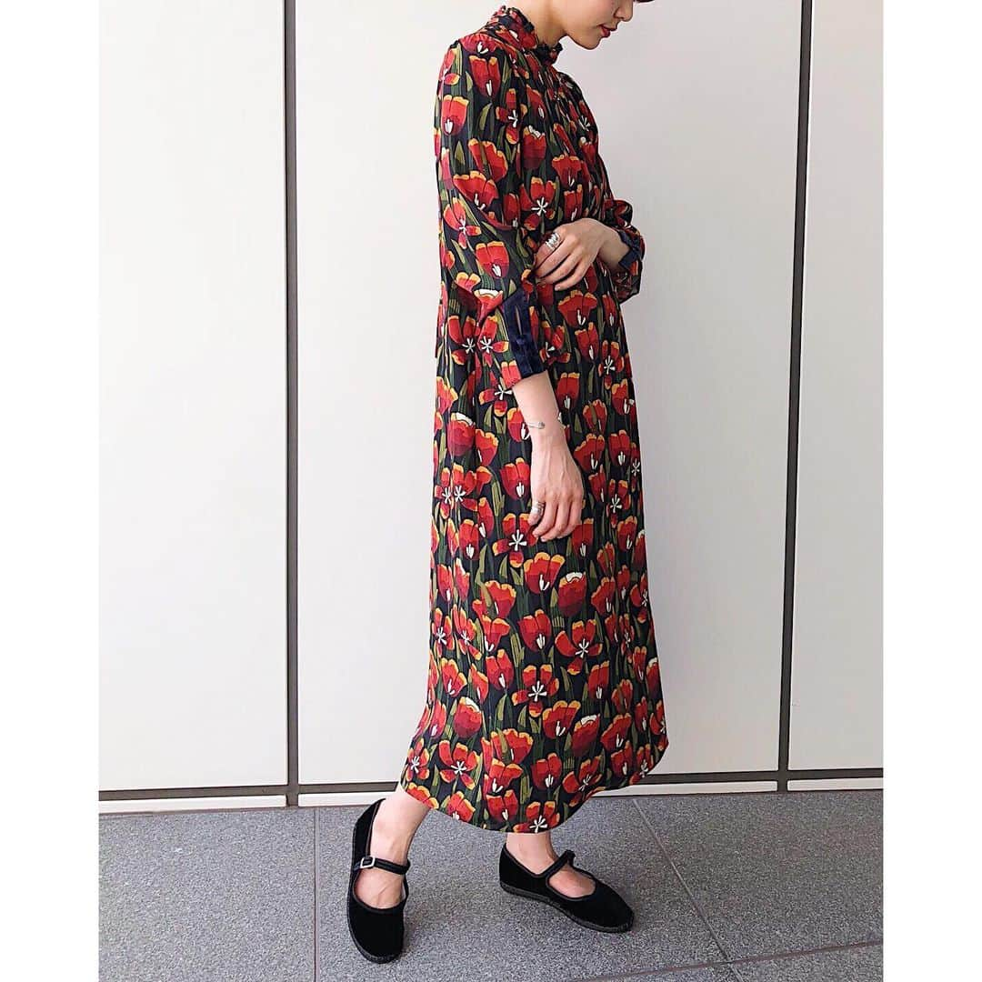 IÉNA LA BOUCLEさんのインスタグラム写真 - (IÉNA LA BOUCLEInstagram)「new arrival!﻿ --------------------------------﻿ ﻿ 真っ赤なお花が﻿ ぱっと目を惹く華やかな﻿ プリントシリーズ…♥﻿ さらっとした素材感に、﻿ 体のラインに沿わない﻿ ゆったりとしたシルエットも魅力的。﻿ ﻿ 気分を盛り上げてくれる、﻿ 主役アイテム!﻿ ﻿ -------------------------------- ﻿ 1.2枚目﻿ skirt【IENA LA BOUCLE】﻿ ¥30,000+ tax﻿ size:34.36.38﻿ no.19060914125030﻿ ﻿ camisole【IENA LA BOUCLE】﻿ ¥16,500+ tax﻿ col:ブラウン.ベージュ.ピンク﻿ no.19080914105030﻿ ﻿ bag【SENSI STUDIO】﻿ ¥57,000+ tax﻿ no.19092910006830﻿ ﻿ shoes【A.EMERY】﻿ ¥18,000+ tax﻿ size:36.37.38﻿ no.19093910008230﻿ ﻿ 3.4.5.6枚目﻿ onepiece【IENA LA BOUCLE】﻿ ¥31,000+ tax﻿ no.19040914124030﻿ ﻿ shoes【DROGHERIA CRIVELLINI】﻿ ¥13,000+ tax﻿ col:ブラック.ブラック.レッド﻿ ﻿ --------------------------------﻿ ﻿ #iena_la_boucle﻿ #laboucle #iena﻿ #boucle_19aw」8月5日 21時43分 - iena.la.boucle.store