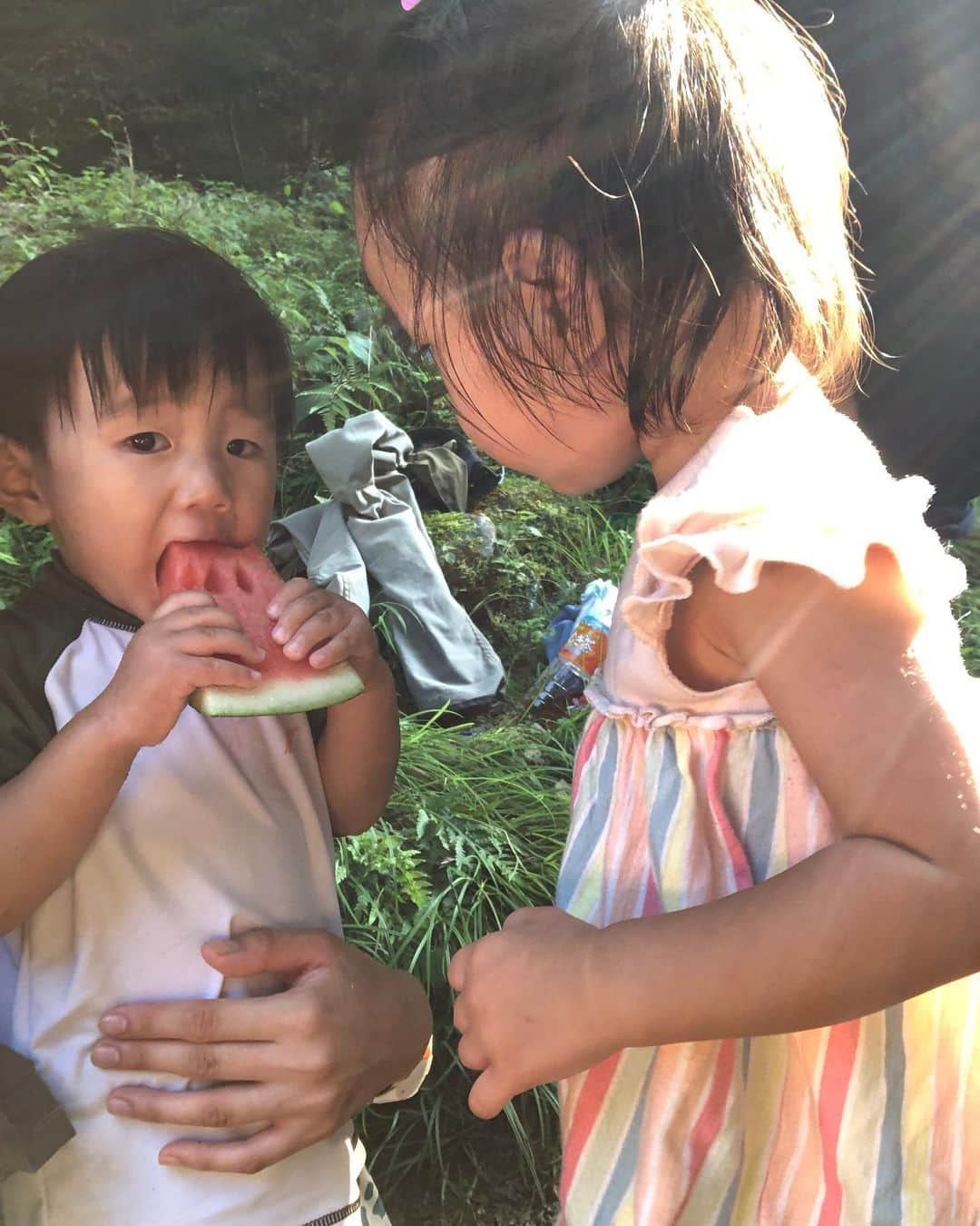 佐藤飛鳥さんのインスタグラム写真 - (佐藤飛鳥Instagram)「ガツガツ女子と、優男くん #双子の関係#力はPの方が強いよ#スイカを狙って横取りするまでの図#最後は根こそぎ取られて泣いたP#双子ママ#双子育児#双子育児記録#ずっと仲良しでいてほしいものだ#ツインズ#ツインズママ#二卵性#二卵性双子#二卵性双生児#男女双子#ミックスツインズ」8月5日 21時41分 - s_asuka1278