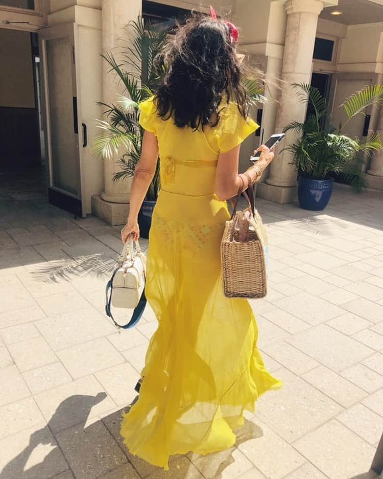 ダニジョーのインスタグラム：「Monday, we’re coming for you. ✨ @jodiesnydermorel in the NEW Limon Chiffon dress 🍋 tap to shop #dannijogirls」