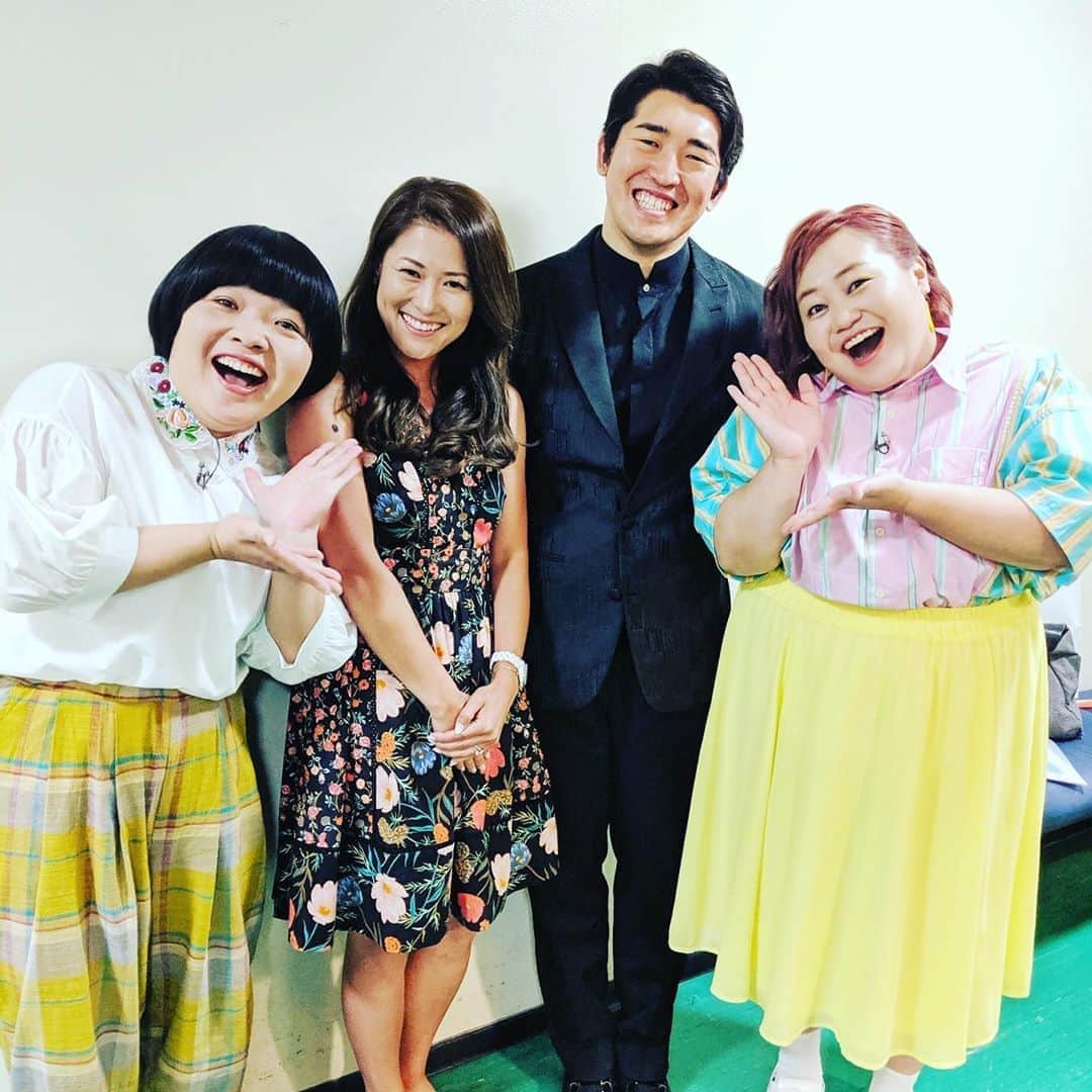 おかずクラブのインスタグラム：「昨日はNHK交響楽団、略してＮ響の 「Ｎ響ほっとコンサート2019」  でした！！！ 会場は、ファミリーで来場される方や、お友達、おひとりさまでいらっしゃってる方で埋め尽くされておりました！  クラシックコンサートとはいえ、誰もが一度は聞いたことがある曲を選んでくれていて、子どもから大人までみんなが楽しめるステキなもので、きっと夏休みのいい思い出になったと思います！  この模様は10月に放送なので、リポートしてる私達のこともチェックしてね！  クラシックって格式高いイメージだったんですが、そんなことないよ！と言ってくれている気がするコンサートでした！  写真は、マエストロ（指揮者）の原田慶太楼さんと、奥様です！！！ 出会って24時間で結婚を決めたんですって！！！ すすすすてきー！！！！ 本当に自由でステキな方でした！  そして、お写真は撮り忘れたのですがピアノの森の、アニメ特番でお世話になった反田恭平さんも久々にお会いすることが出来て最高でした！！！！ 2ヶ月先の告知を今してます！ 忘れてるとは思うけど、みんな見てねー！！！ また告知します！  またイッテQに引き続きオカちゃんとハープ演奏したよ！  ゆいP  #nhk交響楽団  #ｎ響  #ほっとコンサート  #ハープ #オカリナ」