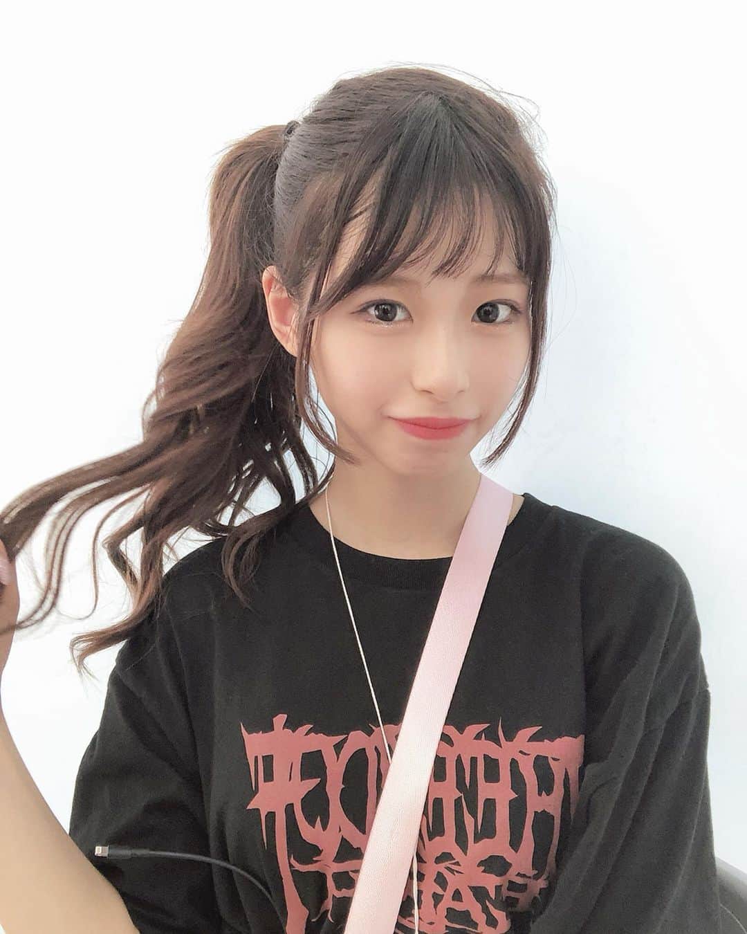 川崎ひかるのインスタグラム：「🌞🌴🌺✨ ° #サイドポニー 初めてしてみました♡ 普通のポニーテールだと正面から見えないのでサイドポニーのほうが好きになった…🤣 ° #ヘアアレンジ #アイドル」