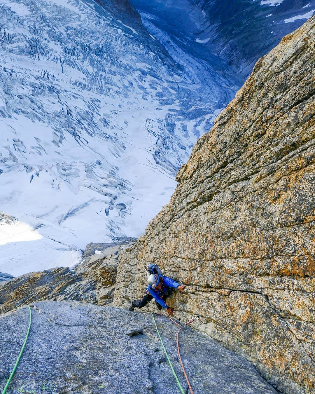 ミレーさんのインスタグラム写真 - (ミレーInstagram)「Did you say "VERTICAL?" 📸 on the Walker Spur with @jeanannequin  #MilletRiseUp  #grandesjorasses #mountaineering #alpinisme #alpinismo #classics #climbing」8月5日 21時48分 - millet_mountain