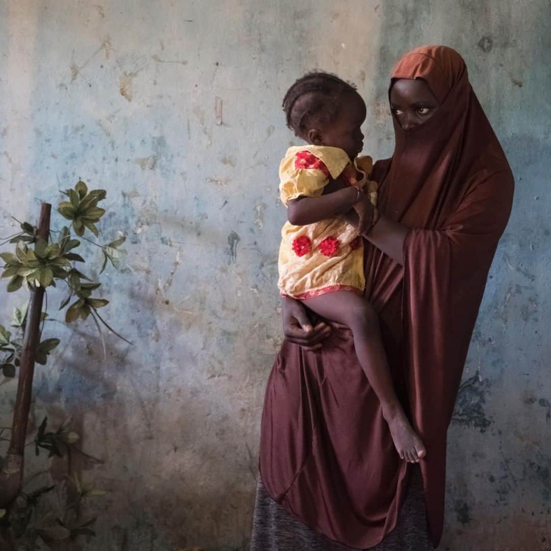 unicefさんのインスタグラム写真 - (unicefInstagram)「Dada, 15, was abducted by Boko Haram and became pregnant with her daughter, Husseina, while in captivity in northeast Nigeria. Even after her escape, the ordeal continued with stigma from within her community. “They call me Boko Haram wife. Those people don’t know  God,” says Dada. Her main concern is caring for her 18-month-old daughter. “I don’t care what they say… I love her.” Some 2,500 children were abducted in armed conflicts last year. They’ve faced rape, attack and enslavement. From Nigeria and Somalia to DR Congo, we are calling for their release and helping them reintegrate into society. © UNICEF/UN0118457/Sokhin  #NotATarget #ChildrenUnderAttack」8月5日 21時55分 - unicef