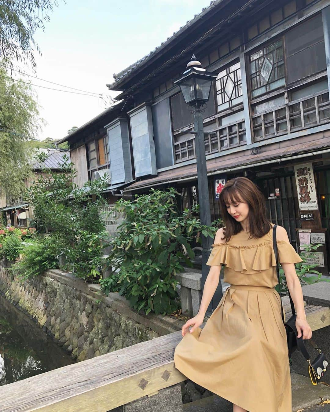 川本彩さんのインスタグラム写真 - (川本彩Instagram)「レトロなお店がいっぱいのペリーロード⚓︎﻿ 石畳の道に、古民家、枝垂れ柳がすごく雰囲気よくていいかんじ...🥰﻿ ここ来る前に行った、博物館でみたペリーさんの顔が昔教科書でみたものと何だかイメージ違くて..!!!🖼大人になるとたまに起こる時代の変化シリーズ。笑 今の教科書、改めてみてみたいなぁ〜😂 ﻿ それはそうと明日からの高校野球が楽しみで今からそわそわ予習がとまらない😀📖﻿ ﻿ #伊豆 #下田 #静岡  #伊豆旅行 #下田旅行 #静岡旅行 #静岡観光 #ペリー #ペリーロード #伊豆急下田 #平滑川  #shizuoka #izu #shimoda #高校野球」8月5日 22時03分 - aya_kawamoto