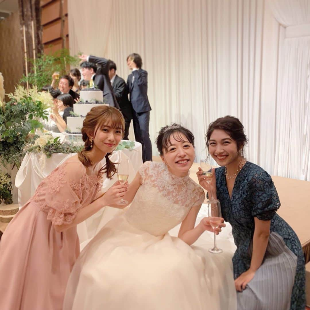 中島愛蘭さんのインスタグラム写真 - (中島愛蘭Instagram)「昨日は @maho_imoto ちゃんの﻿ 結婚式に出席してきました💒❤︎﻿ ㅤㅤㅤㅤㅤㅤㅤㅤㅤㅤㅤㅤㅤ﻿ まほちゃんもすっごく明るい性格だけど、﻿ 旦那さんもまほちゃんに負けないくらい﻿ 明るく楽しい方なので、笑顔の絶えない家庭に﻿ なるんだろうなぁ…❤︎と思って﻿ 幸せな気持ちになりました☺️✨﻿ ﻿ 披露宴もお2人らしい、笑いあり涙ありの﻿ 素敵な披露宴でした😂！！﻿ 会場もナチュラルな雰囲気で﻿ オシャレで可愛かった🥺🥺🥺﻿ ﻿ 末永くお幸せにっ❤︎❤︎❤︎ ㅤㅤㅤㅤㅤㅤㅤㅤㅤㅤㅤㅤ （旦那さんのお写真はまほちゃんに許可いただきました！）」8月5日 22時05分 - aira_nakajima