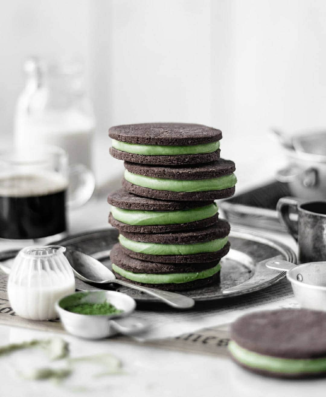 Matchæologist®さんのインスタグラム写真 - (Matchæologist®Instagram)「🌱✨ VEGAN TREAT ALERT! 🌱✨ Tag a #MatchaLover who needs to see these delicious #Vegan #Matcha #Oreos from the wonderful @nm_meiyee! Crisp and chocolatey cookies sandwiched together with creamy matcha filling – YUM 😍 . Matcha is the perfect choice when you are looking for something to add a twist to your culinary creations – it gives a delicious taste and colour to your favourite treats! 😘🍵 . 👉 Click the link in our bio @Matchaeologist . Matchæologist® #Matchaeologist Matchaeologist.com」8月5日 22時06分 - matchaeologist