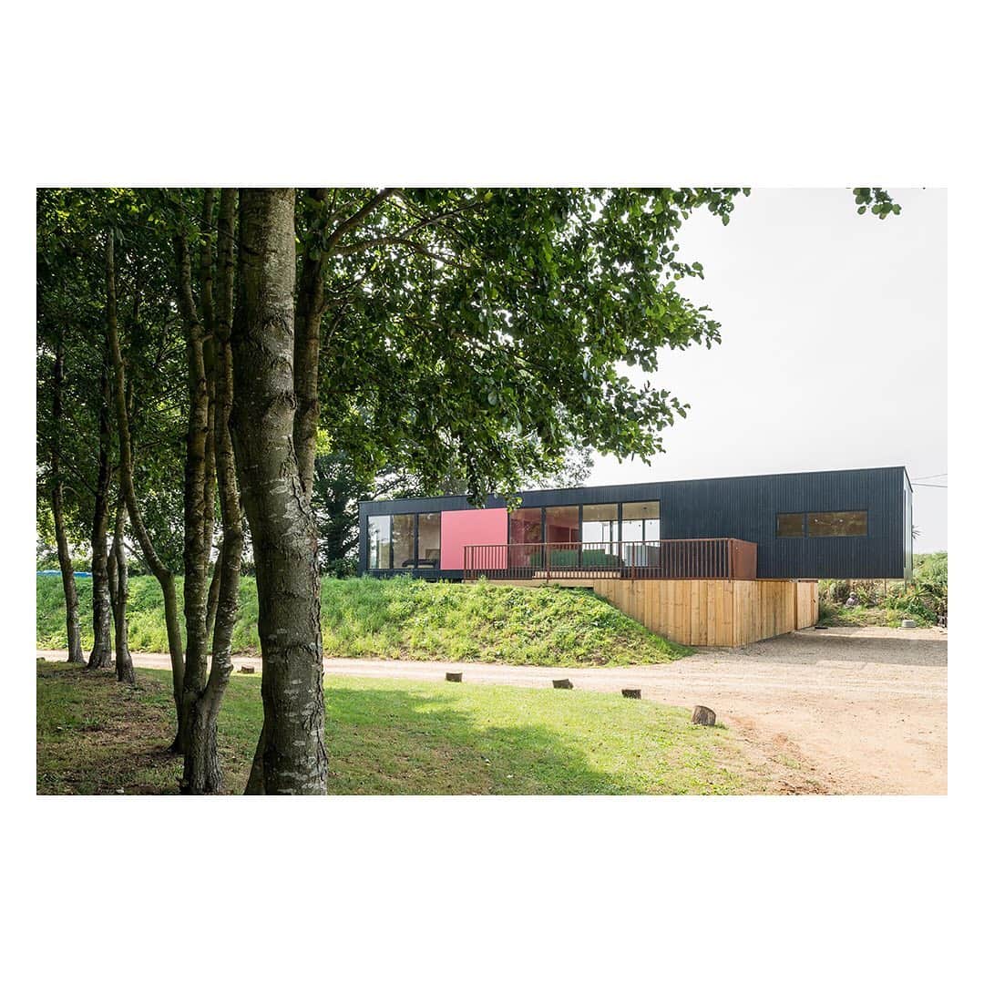 The Modern Houseさんのインスタグラム写真 - (The Modern HouseInstagram)「#forsale Splash of Colour: a contemporary lake house in Norfolk with a vibrant interior.」8月5日 22時16分 - themodernhouse