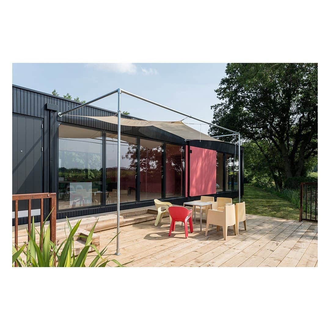 The Modern Houseさんのインスタグラム写真 - (The Modern HouseInstagram)「#forsale Splash of Colour: a contemporary lake house in Norfolk with a vibrant interior.」8月5日 22時16分 - themodernhouse