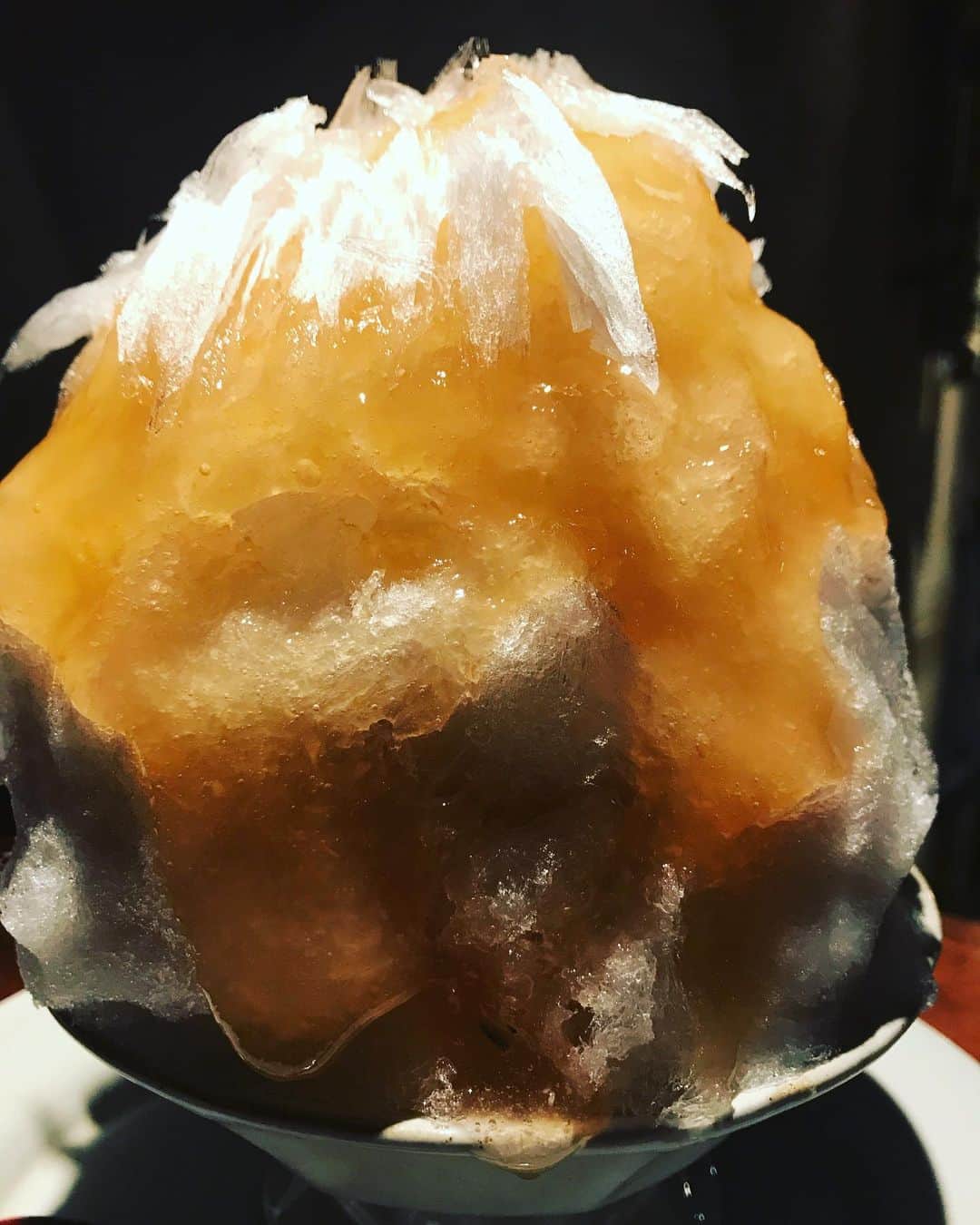 間々田佳子のインスタグラム：「真夜中にカキ氷がまた食べたくなって…😆 るぷりんへ  私には甘め 次回はこの外のシロップは半分にしてもらえるようリクエストしよっと。  お酒の種類も豊富 お料理も美味しいそう  #顔ヨガ間々田佳子食レポ」