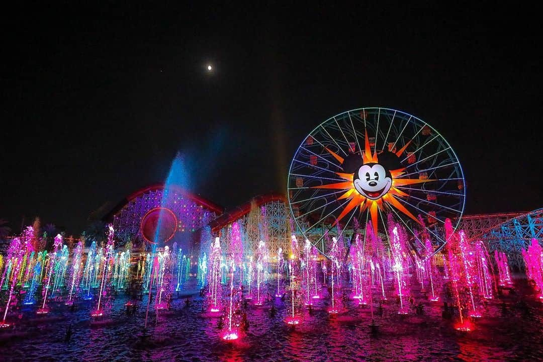 朝風れいさんのインスタグラム写真 - (朝風れいInstagram)「California Adventure🌴🎡🌴 ・ ・ ✨✨World of Color✨✨ ・ ・ これを観るため、Anaheimに行きました😭 何度観ても号泣😭😭😭 ・ 何年も前に、このショーを観て、私はDisneyに恋してしまったんだろうな(*´-`)❤️ ・ ・ 最前列で観たいから、WET ZONEでの鑑賞の為、カメラをしまってiPhoneでの撮影。 何個も動画載せてますが、時間ある時でいいから、全部スライドして、是非とも音ありで見てほしいー！！！ しつこく上げ続けてる、Anaheimの写真や動画も、夜のショー載せたら、とりあえず一旦やめます😂 あと少しだけ、お付き合い下さい！！！ ・ ・ #worldofcolor #ワールドオブカラー #パーク閉園時間の後から始まる #日本では信じられない常識 #笑 #anaheim #california #la #losangeles #anaheimdisney #disneylandcalifornia #disneyland #magickingdom #californiaadventure #アナハイム #カリフォルニア #ディズニーランド #アナハイムディズニー #カリフォルニアアドベンチャー #ilovedisney #disneygram#disneyinsta #canon #eos5dmarkiv #eos5dmark4  #ディズニーカメラ隊」8月5日 22時17分 - rei.wd