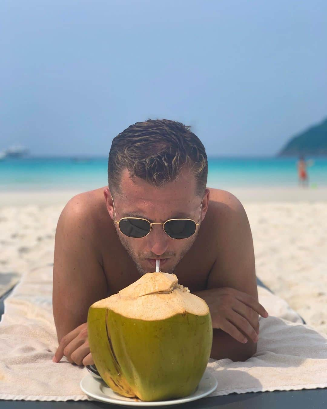 アルメン・アブディのインスタグラム：「🥥 🏝 🌊」