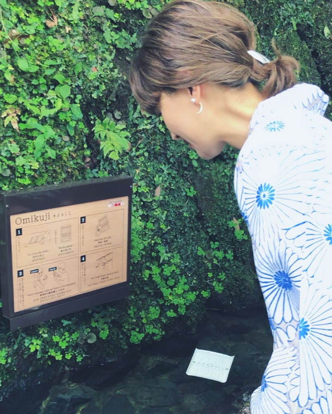 廣瀬規子さんのインスタグラム写真 - (廣瀬規子Instagram)「やっぱり、どうしても ツヤ肌を求めてしまう今日この頃。 * でも、だけど、40 OVER 、そしてこの酷暑、ましてや浴衣を着て1日お出かけ、、なんて時は、、、 * ツヤ肌を作ったつもりが、 ただのドロドロ、ギトギト、脂ギッシュ😱な自分の顔をトイレの鏡で見てびっくりする時があります😓 * 基本クッションファンデーションを使って、部分的にパウダーで押さえてみたり、、、色々工夫していますが、 最近シミがかなり気になってきて、コンシーラーもなくてはならないし😭 * なんだかなー☹️ と、思っていた矢先、、 これよー！というものに出会ってしまった😍 * １つは、 10/18発売の @covermark_jp の  #モイスチュアコートジェル ！ これは、メイクの最後の仕上げとしてのせる、ジェルおしろい💓 肌とジェルおしろいの間で保湿し続けてくれるから、変な脂も漏れ出て来ず、自然で上品なツヤ肌を保つことが出来る。 で、その発表会の時に付けてもらって、大層感動した #フローレスフィットファンデーション 。 これ、コンシーラーいらずで自然なツヤ肌が実現するの😍 * 先日、京都の貴船でかなり陽に当たり、汗もかきまくったけど、一度もメイク直しをしなくて済んだくらい、感動的なこの２つ！！ * 大人の良い塩梅のツヤ肌、しかも、コンシーラー使わずに簡単に綺麗に作れるなんて、夢のようだぁ🤗💕 * #つい長くなってしまったけど #オススメしたい #特にエアコンききまくりの室内で1日過ごす方 #cabinattendant  #乾燥が気になる方 #ジェルおしろい は #上手に使うコツがあるので #購入時要確認 #コツさえつかめば #ツヤ肌はもう私のもの🤗 #つや肌 #大人のつや肌 #美容」8月5日 22時12分 - noriko_style