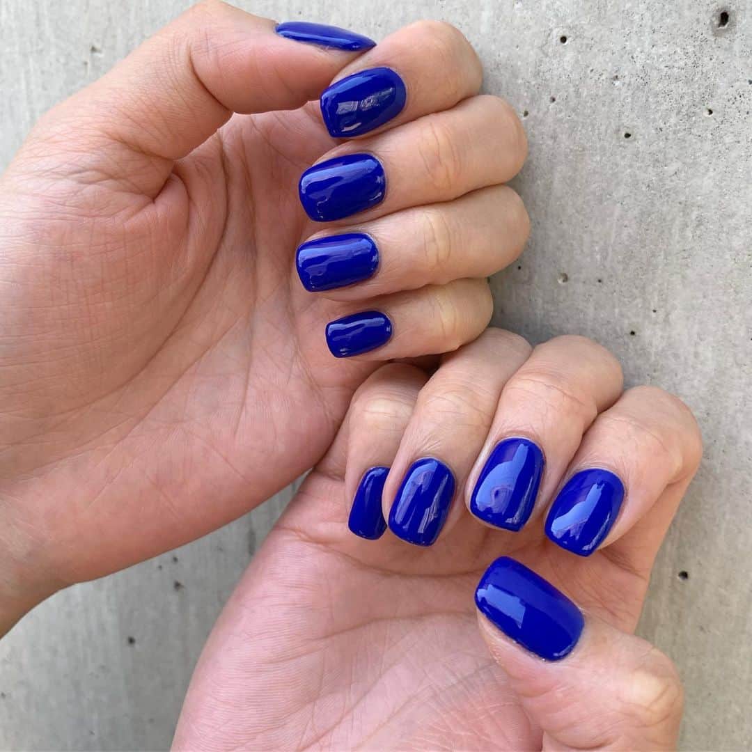 新原愛加のインスタグラム：「. new nail . ハンドとフット両方とも 新色のブルーにしてもらいました💙 とってもキレイな色…🥺 前回のネイルすごく気に入ってたけど やっぱりワンカラーでシンプルもかわいい❤︎ . しゅうちゃんいつもありがとうございます💕 . @shu99 @function_nails」