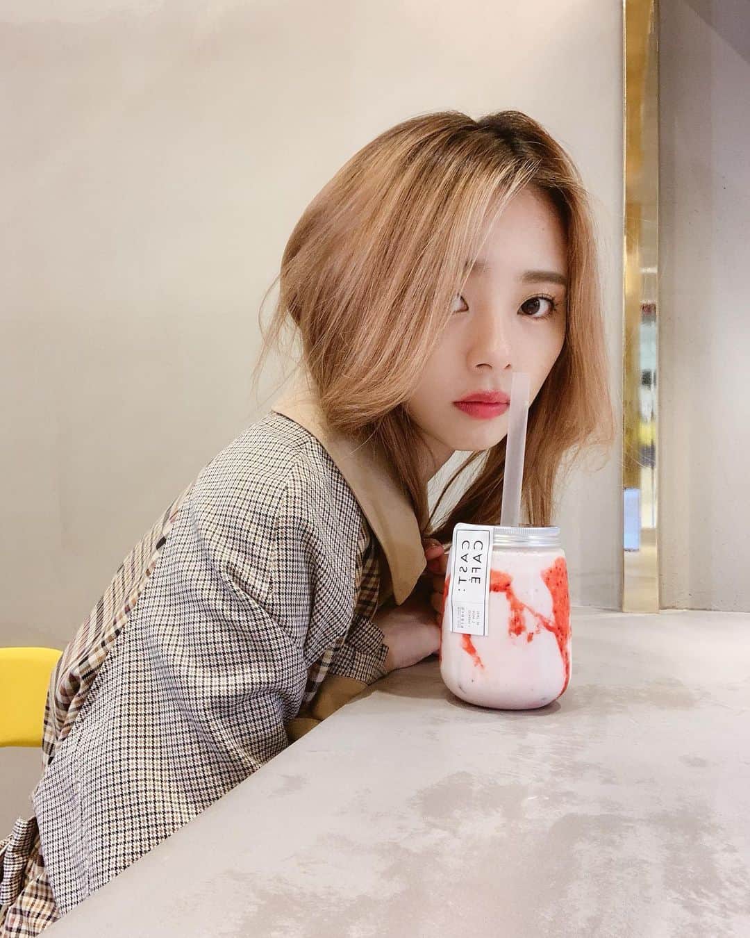 のインスタグラム：「映画「CAST:」上映と同時にお店もOPENしたそうです☕️お友達が誘ってくれたので行ってきました！一足先に秋服、、、 これemmaちゃんが映画で着てました。cafeブースもあったよ🍓  #MAHIRO #真洋 #마히로 #CAST:」