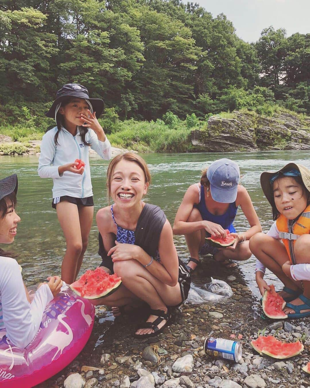 階上実穂さんのインスタグラム写真 - (階上実穂Instagram)「なんだか忙しくてやっと落ち着いた😭😭😭 早いもので誕生日まで残り2時間切ったぜ🤘🔥いぇいいぇい  ひとまずキャンプの続きをUPしたいと思いまーす♩¨̮⑅* 2日目は楽しいスイカ割り🍉 みんなどこかしらに種ついてるw  #キャンプ #長瀞 #スイカ割り #🍉 #川遊び #family #camp」8月5日 22時26分 - miho_ishigami