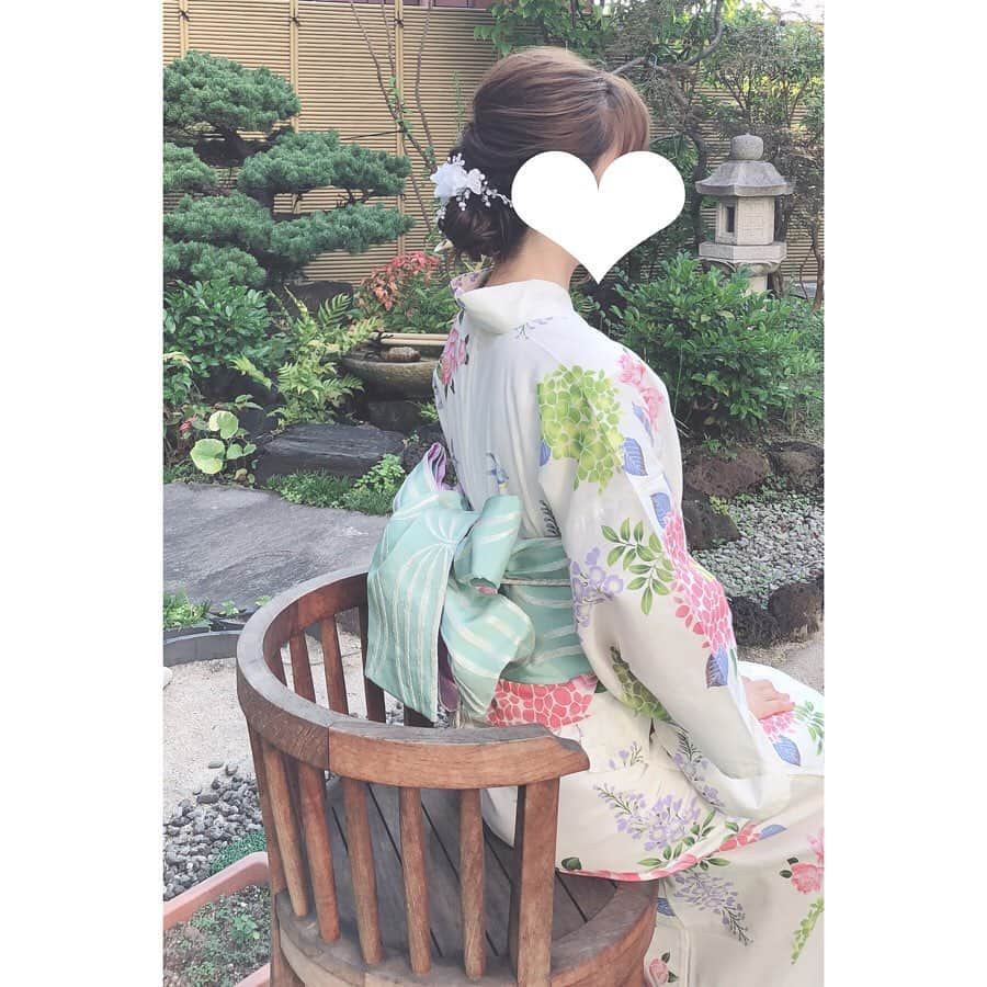 おまみさんのインスタグラム写真 - (おまみInstagram)「＊﻿ ＊﻿ 今年の浴衣 。♡﻿ ﻿ ストーリーとblogに載せたら浴衣の質問たくさんDMが 。♡﻿ ﻿ この浴衣やっぱり可愛すぎるよね 。♡﻿ ﻿ @chesty_official の浴衣です 。♡﻿ ﻿ 帯と浴衣セットなんだけど﻿ さすがchestyだな〜ってお気に入りすぎる 。♡﻿ ﻿ ﻿ 相変わらず浴衣や着物着るとおじいちゃんおばあちゃんのお庭に行ってしまう 。♡﻿ ﻿ ﻿ #chesty #chesty浴衣 #浴衣 #花火大会 #花火大会コーデ #チェスティ #チェスティコーデ #チェスティ浴衣 #coordinate #code #outfit #ootd #wear #fashion #おまみ服 #コーティネート #コーデ #コーデ記録 #ファッション #ファッションコーデ #お祭りコーデ #お祭り #浴衣ヘアアレンジ #お祭りヘアー #花火大会🎆 #ホワイト浴衣」8月5日 22時26分 - 0mm157