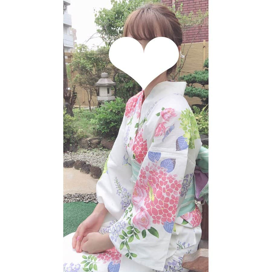 おまみさんのインスタグラム写真 - (おまみInstagram)「＊﻿ ＊﻿ 今年の浴衣 。♡﻿ ﻿ ストーリーとblogに載せたら浴衣の質問たくさんDMが 。♡﻿ ﻿ この浴衣やっぱり可愛すぎるよね 。♡﻿ ﻿ @chesty_official の浴衣です 。♡﻿ ﻿ 帯と浴衣セットなんだけど﻿ さすがchestyだな〜ってお気に入りすぎる 。♡﻿ ﻿ ﻿ 相変わらず浴衣や着物着るとおじいちゃんおばあちゃんのお庭に行ってしまう 。♡﻿ ﻿ ﻿ #chesty #chesty浴衣 #浴衣 #花火大会 #花火大会コーデ #チェスティ #チェスティコーデ #チェスティ浴衣 #coordinate #code #outfit #ootd #wear #fashion #おまみ服 #コーティネート #コーデ #コーデ記録 #ファッション #ファッションコーデ #お祭りコーデ #お祭り #浴衣ヘアアレンジ #お祭りヘアー #花火大会🎆 #ホワイト浴衣」8月5日 22時26分 - 0mm157