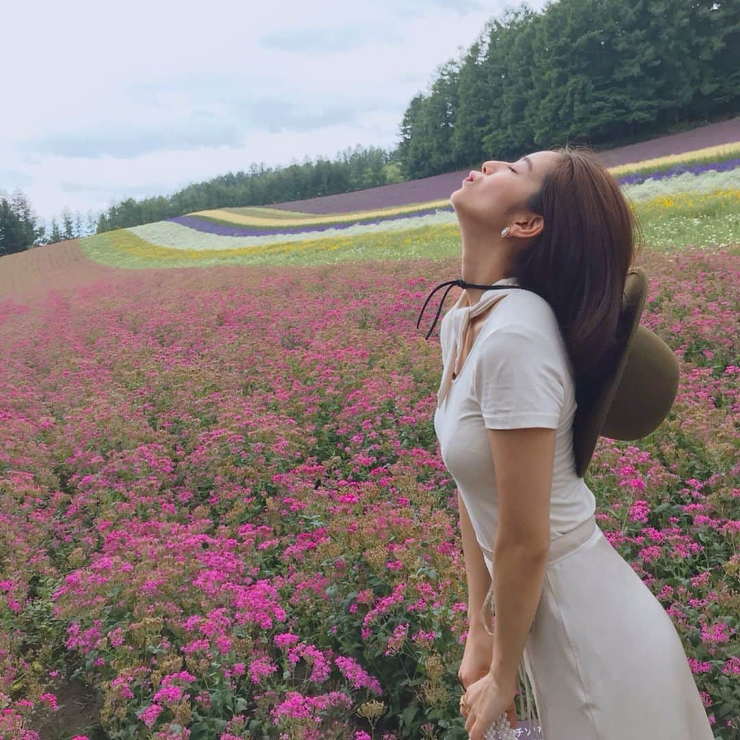 大見謝葉月さんのインスタグラム写真 - (大見謝葉月Instagram)「お花畑👒🌈🌸🌷💕 #flowergarden #beautiful #ootd」8月5日 22時20分 - h_a_z_k_i