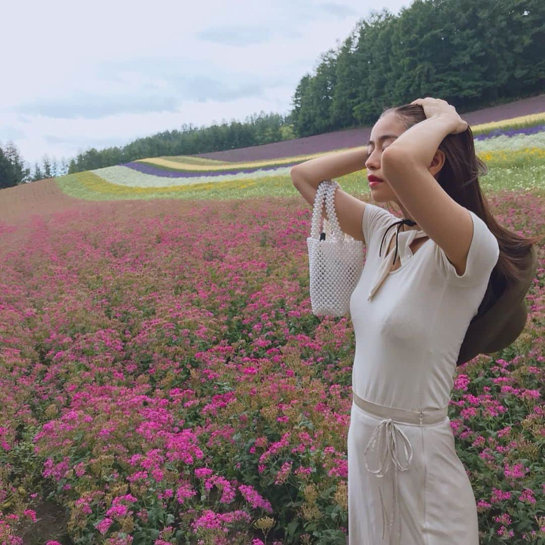 大見謝葉月さんのインスタグラム写真 - (大見謝葉月Instagram)「お花畑👒🌈🌸🌷💕 #flowergarden #beautiful #ootd」8月5日 22時20分 - h_a_z_k_i