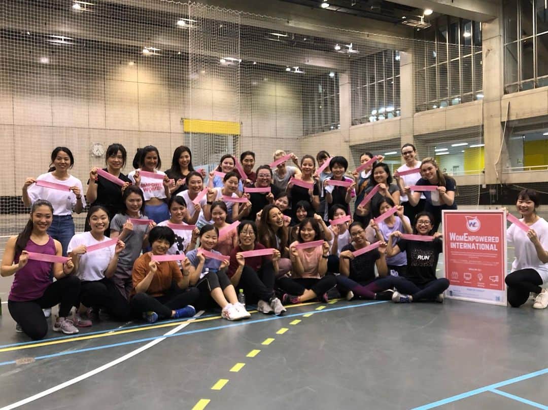 のインスタグラム：「今日は東大女子生徒のみなさんへむけて 学生時代のトレーニングの心がまえ についてお話ししました。 企画してくれた ももちゃん(@momogenevieve )はじめWomEnpowered International のみなさん、本当にありがとうございました！  今日のテーマは 人と比べるのではなく自分と向き合う癖をつけること。 限られた時間で物事の優先順位を決める練習をしておくこと。 学生時代は思いっきり忙しく自分をフル活動する時間。これをやっておくと集中力の中の息抜きがうまくなる。  学生時代にプレッシャーの中の自分のコントロールを練習しておきたい。  要領良く動くって当たって砕ける行動を何回もやって身につくから、それを学生時代やっておくと社会で使える能力になる。  社会にでたら人と比べられることがもっともっと多くなる。だから学生時代に自分と向き合う癖をつけておく。そのための自分と向き合うトレーニングを始めてほしい。  #spiceupfitness #fitnessmotivation #fitness #gluteworkout #hipthrusts #hiptraining #桃尻 #美尻 #美尻トレーニング #桃尻トレーニング #岡部友 #東大女子 #womenempowerment」