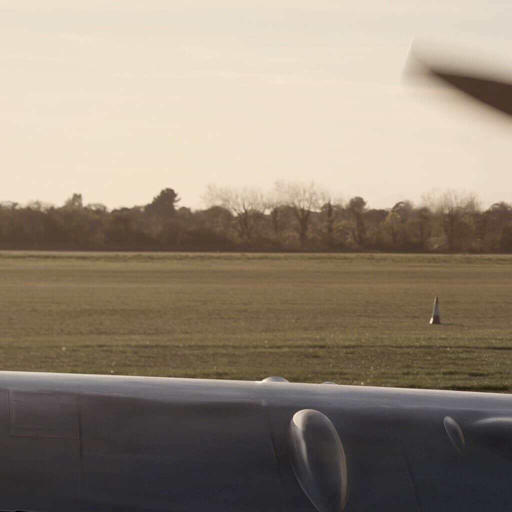 IWCさんのインスタグラム写真 - (IWCInstagram)「The #SILVERSPITFIRE is up in the sky! Check the story and watch the recording of the live departure from Goodwood.」8月5日 22時27分 - iwcwatches