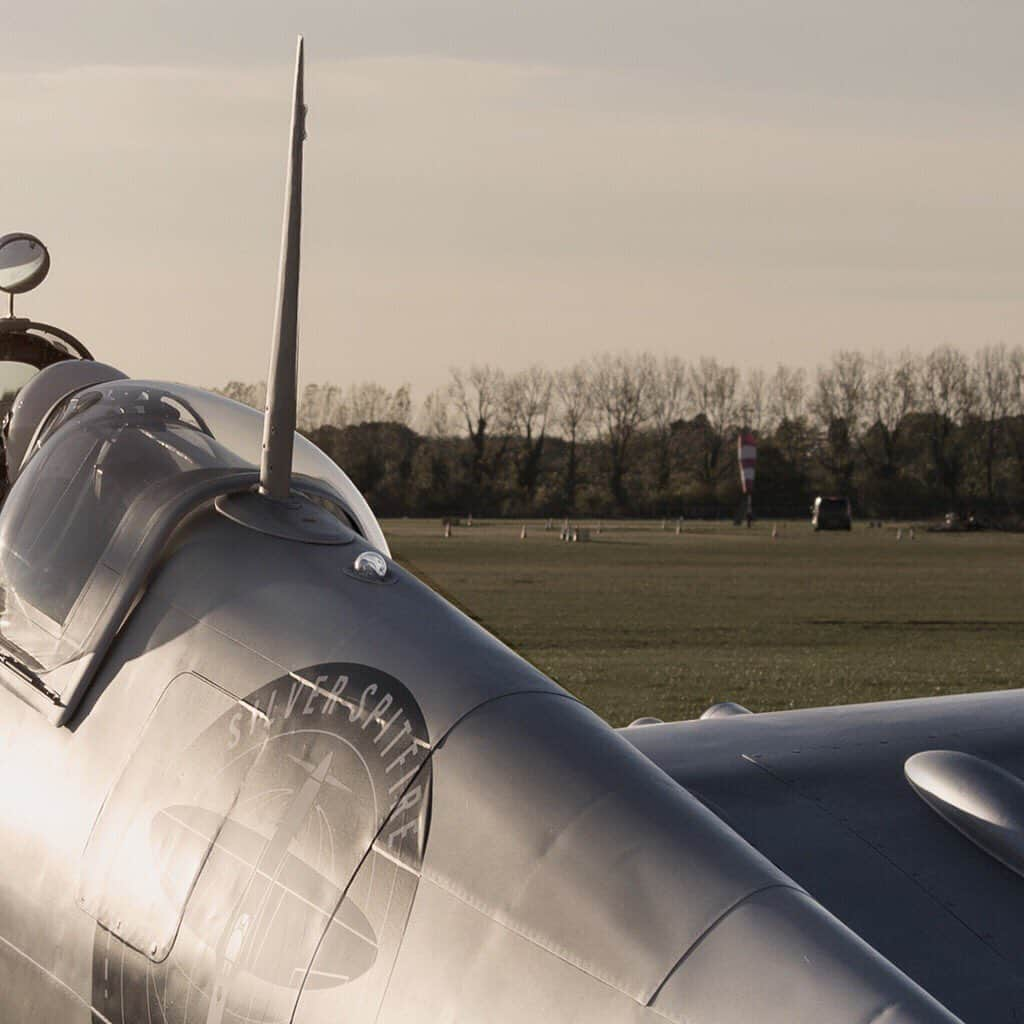 IWCさんのインスタグラム写真 - (IWCInstagram)「The #SILVERSPITFIRE is up in the sky! Check the story and watch the recording of the live departure from Goodwood.」8月5日 22時27分 - iwcwatches