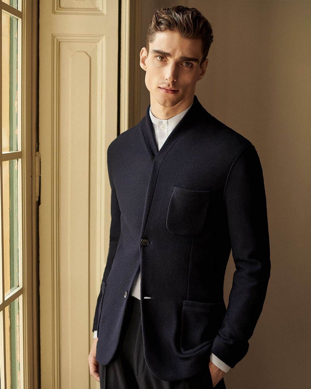 Armani Officialさんのインスタグラム写真 - (Armani OfficialInstagram)「Deconstructed knit blazer for a classic #GiorgioArmani look」8月5日 22時28分 - emporioarmani