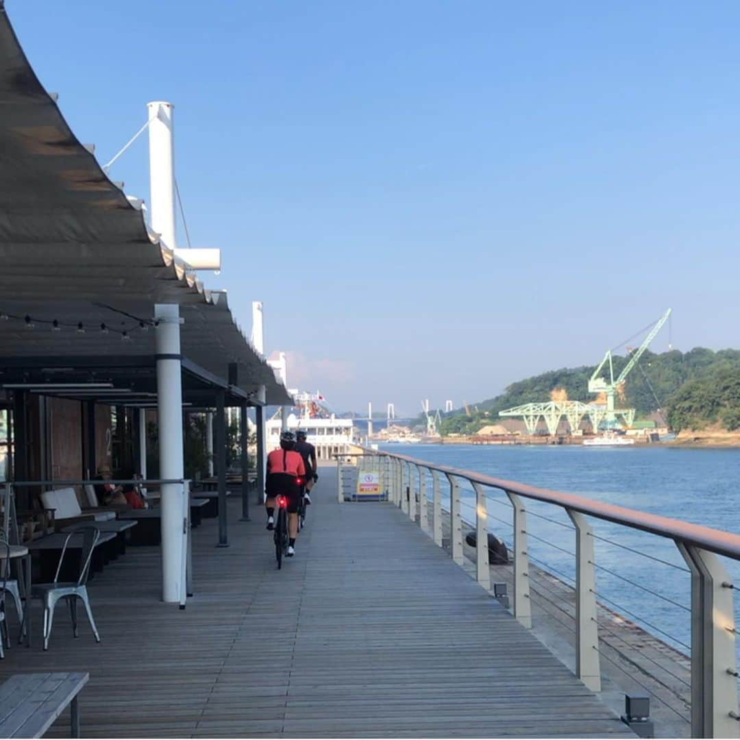 うえむらちかさんのインスタグラム写真 - (うえむらちかInstagram)「JR尾道駅から徒歩約5分の﻿ ﻿ 📍ONOMICHI U2﻿ ﻿ に行ってきました🚴‍♂️﻿ ﻿ ﻿ 尾道水道沿いに2014年3月OPENした﻿ 荷解き専用倉庫を改修し、レストランやカフェなどを併設したとってもオシャレな複合施設✨﻿ ﻿ さらに、施設内にある 「ホテル サイクル(HOTEL CYCLE)」は、全国初の自転車に乗ったままチェックインできるロビーで、客室まで自転車持ち込み可能という"サイクリスト"に嬉しい施設なのです🚴‍♀️﻿ ﻿ #しまなみ海道 を #サイクリング する時は #レンタサイクル もあるU2からスタートするのもいいですね🚲﻿ ﻿ ﻿ 🚴‍♀️ONOMICHI U2【おのみち ゆーつー】﻿ 定休日：なし﻿ Web：http://www.onomichi-u2.com/﻿ 住所：広島県尾道市西御所町5-11﻿ ﻿ ﻿ #広島 #広島旅行 #尾道 #尾道旅﻿ #尾道スポット #サイクリスト #onomichiu2 #フォトスポット」8月5日 22時31分 - uemurachika