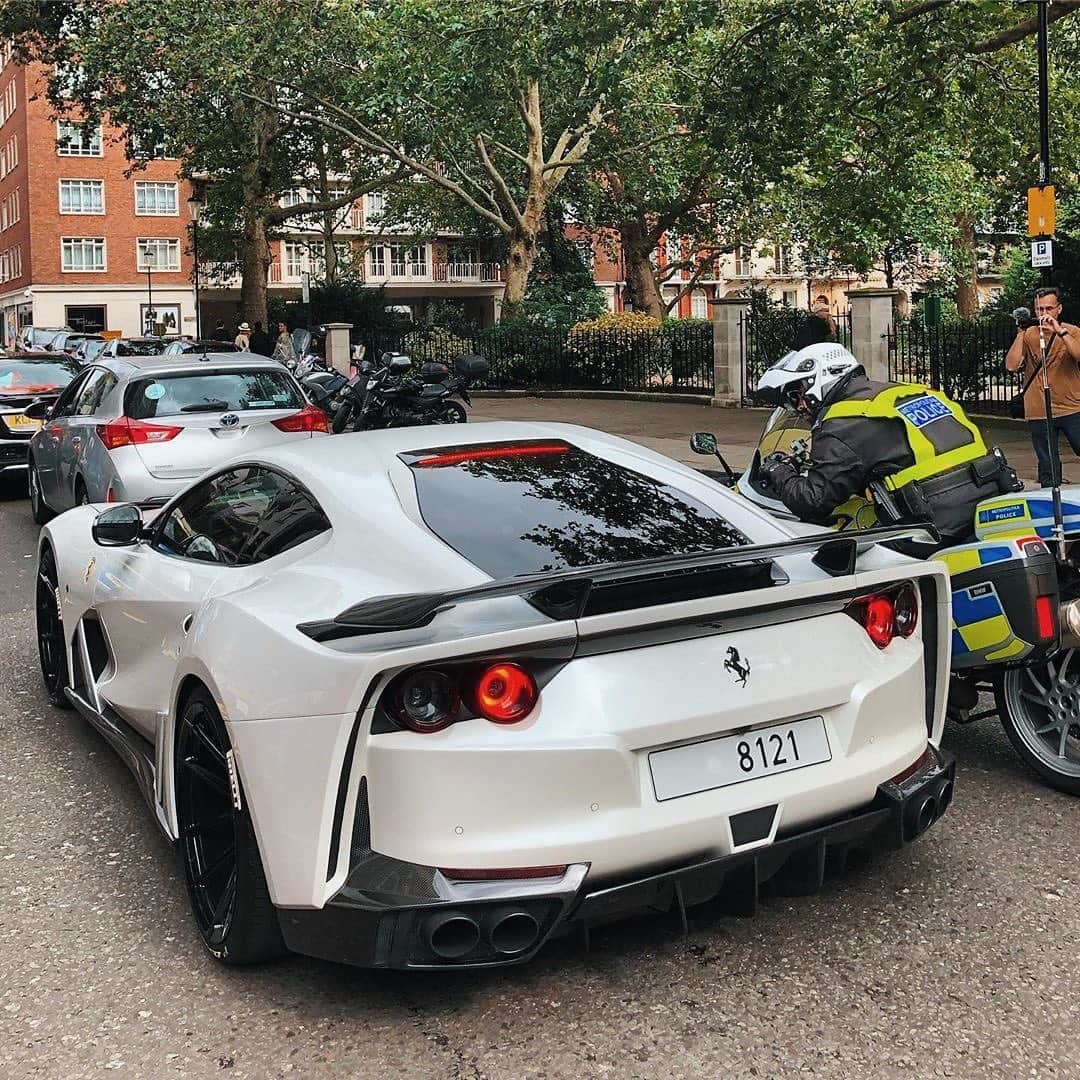 CARLiFESTYLEさんのインスタグラム写真 - (CARLiFESTYLEInstagram)「What’s the police saying? 🤔 Caption Below! Photo by @scootsupercars #carlifestyle #812 ( Follow the @Autoplay Network! )」8月5日 22時32分 - carlifestyle
