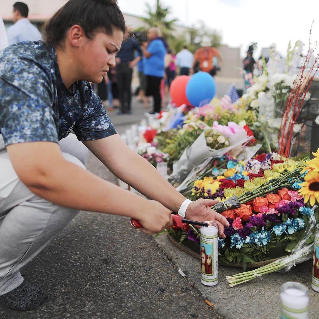 People Magazineさんのインスタグラム写真 - (People MagazineInstagram)「Hundreds of mourners gathered at vigils this weekend to remember the victims of the mass shootings in El Paso, Texas and Dayton, Ohio, where at least 31 people were killed and dozens were injured. | 📷: Mario Tama, Scott Olson/Getty」8月5日 22時42分 - people
