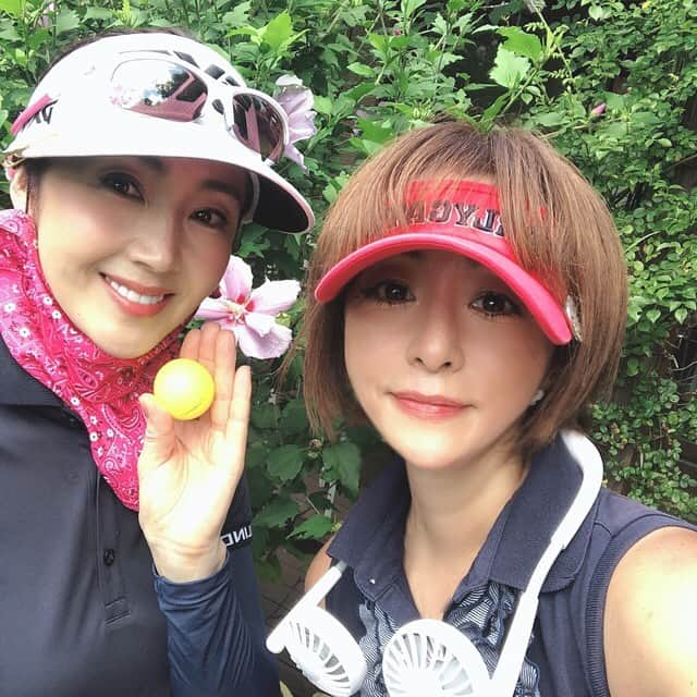 芦田桂子さんのインスタグラム写真 - (芦田桂子Instagram)「猛暑の中行ってきました⛳️ いやぁ〜暑かったぁ😆💦 熱中症対策は万全にシャツクールスプレーと氷嚢が役に立ちましたよ❄️ ゴルファーの皆様、熱中症には気をつけましょう〜❣️ ✳︎ 本日の課題はパター！ あと5つは縮められたかな。。 距離感要練習です💦 そして 初めましてのサエさんとラウンド楽しすぎました♡ 皆さまおつかれさまでした〜⛳️ ✳︎ #ゴルフ #ゴルフ大好き  #猛暑 #ゴルフ女子 #大人女子ゴルファー #日焼け対策バッチリ  #全英女子オープン  #渋野日向子  ちゃん #優勝おめでとう #パター #学びます #golf #골프 #lindeberg  #今日のわたし #タイ🇹🇭のキャディさんみたいw #model #芦田桂子」8月5日 22時42分 - keiko_ashida