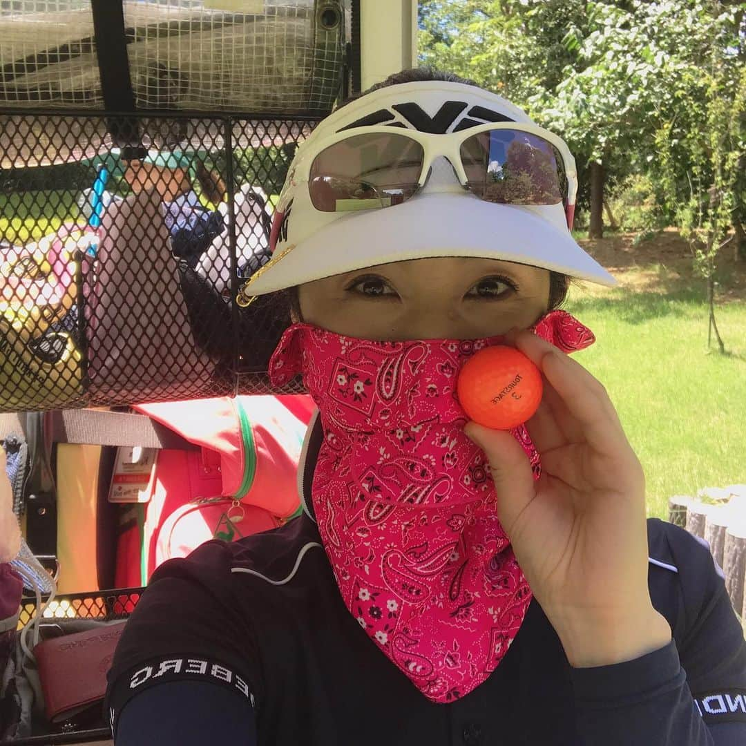 芦田桂子さんのインスタグラム写真 - (芦田桂子Instagram)「猛暑の中行ってきました⛳️ いやぁ〜暑かったぁ😆💦 熱中症対策は万全にシャツクールスプレーと氷嚢が役に立ちましたよ❄️ ゴルファーの皆様、熱中症には気をつけましょう〜❣️ ✳︎ 本日の課題はパター！ あと5つは縮められたかな。。 距離感要練習です💦 そして 初めましてのサエさんとラウンド楽しすぎました♡ 皆さまおつかれさまでした〜⛳️ ✳︎ #ゴルフ #ゴルフ大好き  #猛暑 #ゴルフ女子 #大人女子ゴルファー #日焼け対策バッチリ  #全英女子オープン  #渋野日向子  ちゃん #優勝おめでとう #パター #学びます #golf #골프 #lindeberg  #今日のわたし #タイ🇹🇭のキャディさんみたいw #model #芦田桂子」8月5日 22時42分 - keiko_ashida