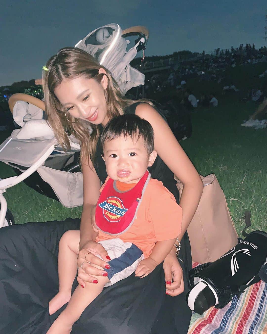 のインスタグラム：「🎆﻿ ﻿ ﻿ ﻿ ﻿ かおたん、初の花火大会では﻿ ドーン！の音に終始ビビりで🥺﻿ ママ〜！ってお膝乗ったり パパ〜！ってお膝乗ったり 花火の間の休憩毎に移動してました🤣 ﻿ 最後の最後はパチパチ出来て﻿ なんだかんだ楽しめたようです👏❤️﻿ ﻿  私の育った地元での花火大会﻿ みんなでこれて﻿ 幸せでした👦🏻👦🏽👦🏽👱🏽‍♀️🧔🏽❤️﻿ ﻿ ﻿ #大宮 #大和田花火大会 #大宮花火大会 #花火大会 #花火 #家族 #親子 #赤ちゃん #1歳 #1歳4ヶ月 #ママ #男の子ママ #赤目気になる #よだれすごい」
