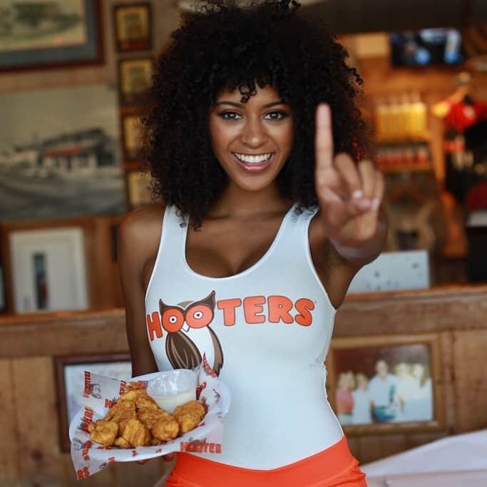 Hootersさんのインスタグラム写真 - (HootersInstagram)「Get ready to celebrate @chaseelliott9’s win at @wgi1948 with wings! Today only, buy any 10 wings, get 10 boneless FREE! #di9 #WhenChaseWinsYouWin」8月5日 22時45分 - hooters
