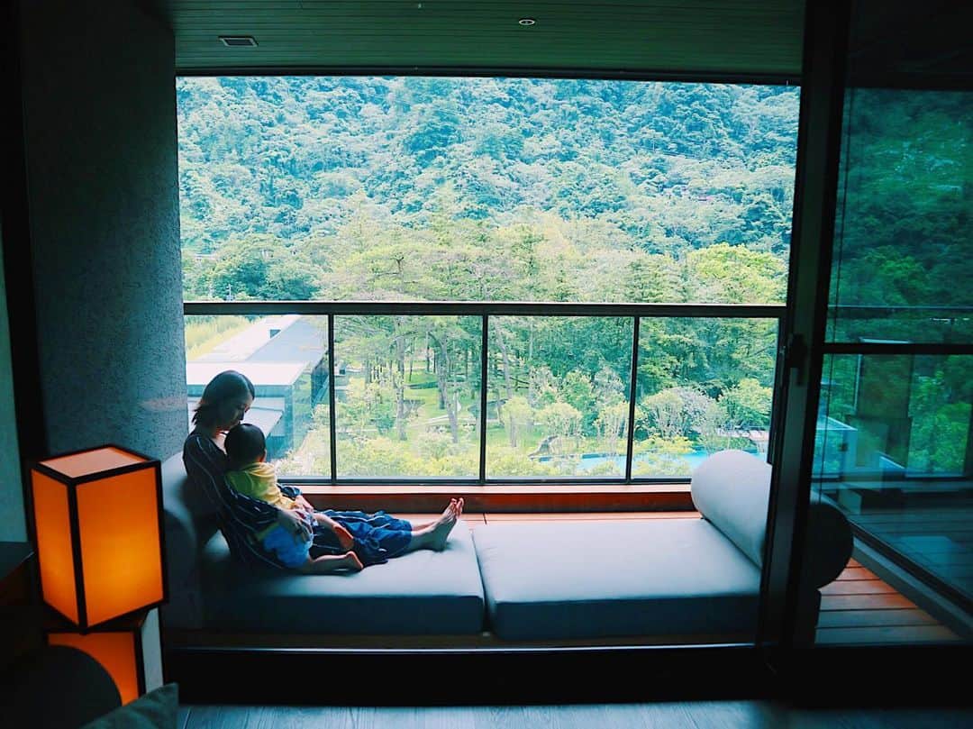 Remiさんのインスタグラム写真 - (RemiInstagram)「private hotspring at Hoshinoya Guguan, Taiwan♨︎ 台湾に誕生した「星のやグーグァン」の魅力はなんといっても、温泉♨️ グーグァンの自然溢れる空間の中で、日本の温泉文化を堪能できる贅沢✨ 全室半露天風呂付きの客室は開放的なリビング&ベッドルームフロアと、かけ流しの温泉を楽しむ温泉フロアのメゾネットタイプ。 プライベートな空間でおこもりステイ楽しめるお部屋でした👶🏻💓. . .  #星のやグーグァン @hoshinoresorts.official  #台湾子連れ旅 #台湾 #台中 #グーグァン #谷關 #子連れ旅 #子連れ海外 #温泉旅行 #温泉 #星野リゾート #星のや #hoshinoya #Guguan #LOVETABI #LOVETABIMama」8月5日 22時45分 - remi_912